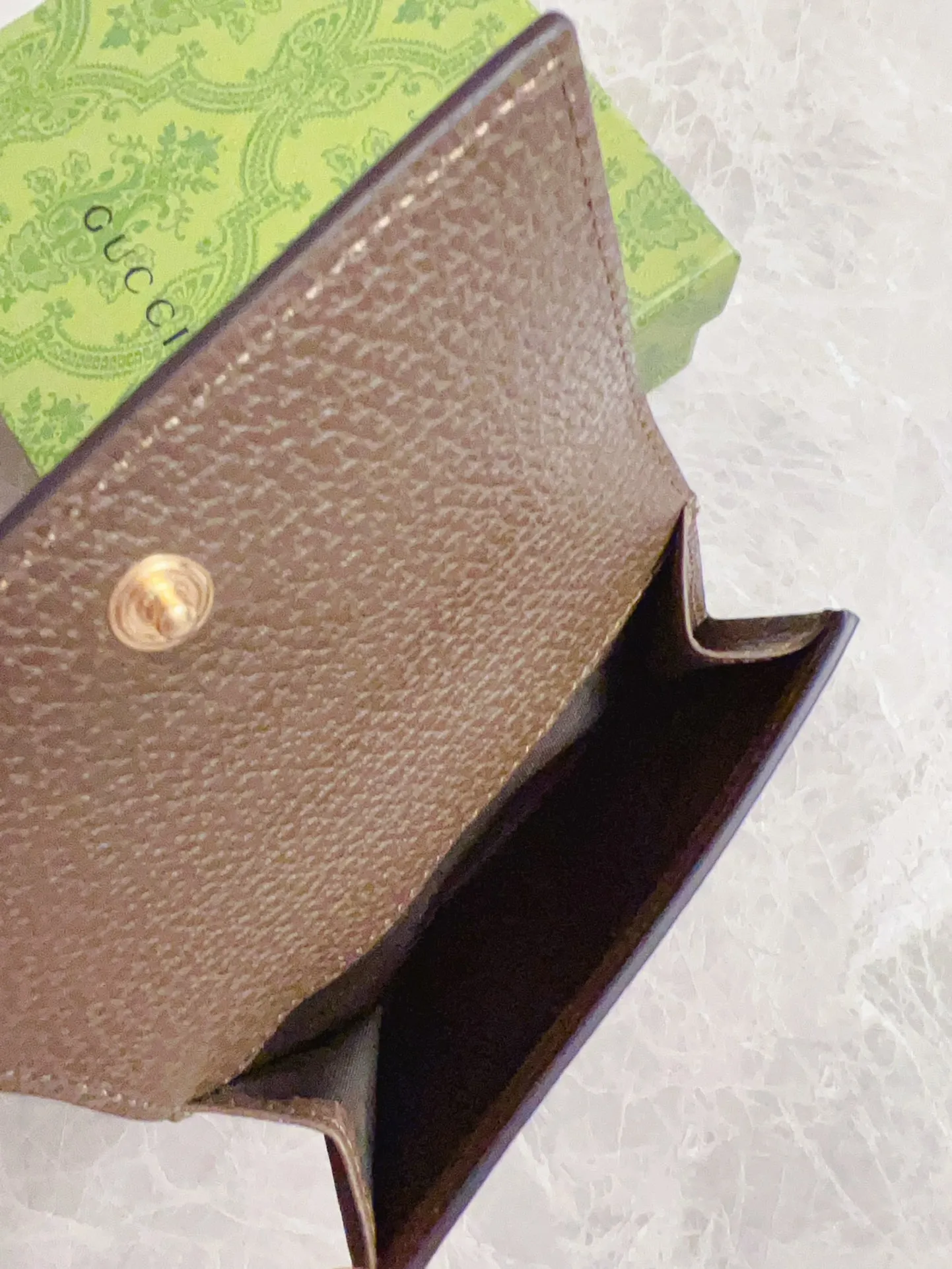 💰390 🇭🇺🇭🇺 The official website is synchronized with the new model! Ophidia series ~ short wallet with multiple card slots inside ~ coin purse 🍯🍯 made of GG Supreme high-grade PVC fabric 🍯🍯 with iconic double G hardware marks and classic red and green webbing, exquisitely made! 🍯🍯Model number: 523174, Size: W12xH11xD3cm, Color: Coffee