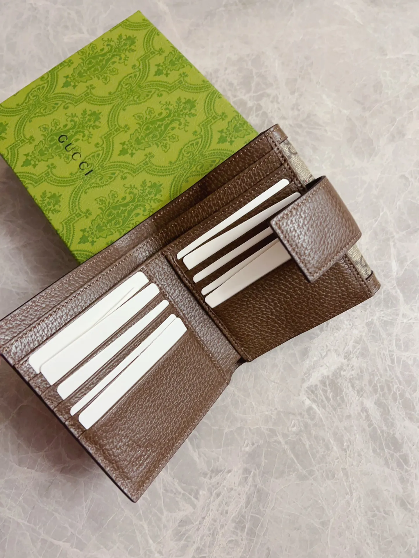 💰390 🇭🇺🇭🇺 The official website is synchronized with the new model! Ophidia series ~ short wallet with multiple card slots inside ~ coin purse 🍯🍯 made of GG Supreme high-grade PVC fabric 🍯🍯 with iconic double G hardware marks and classic red and green webbing, exquisitely made! 🍯🍯Model number: 523174, Size: W12xH11xD3cm, Color: Coffee