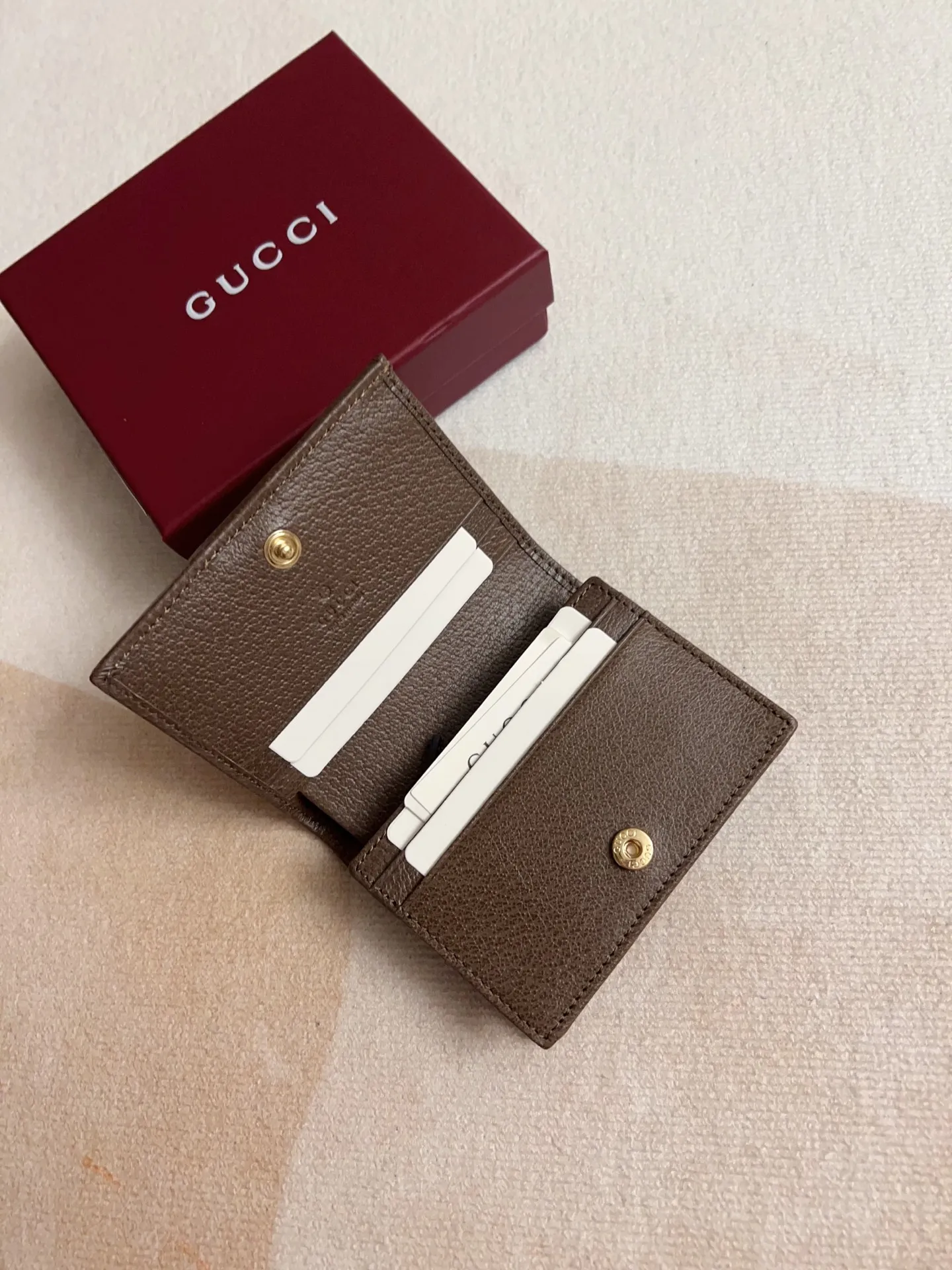 💰360 🇭🇺🇭🇺 official website synchronizes new styles! Ophidia series ~ short clip wallet, 🍉🍉 made of GG Supreme original factory pig grain first-layer cowhide with PVC 🍉🍉 equipped with iconic double G hardware marks, classic red and green webbing, exquisitely made! 🍉🍉Model number: 838487🍉🍉Size: 11x8x3cm, color: brown maroon
