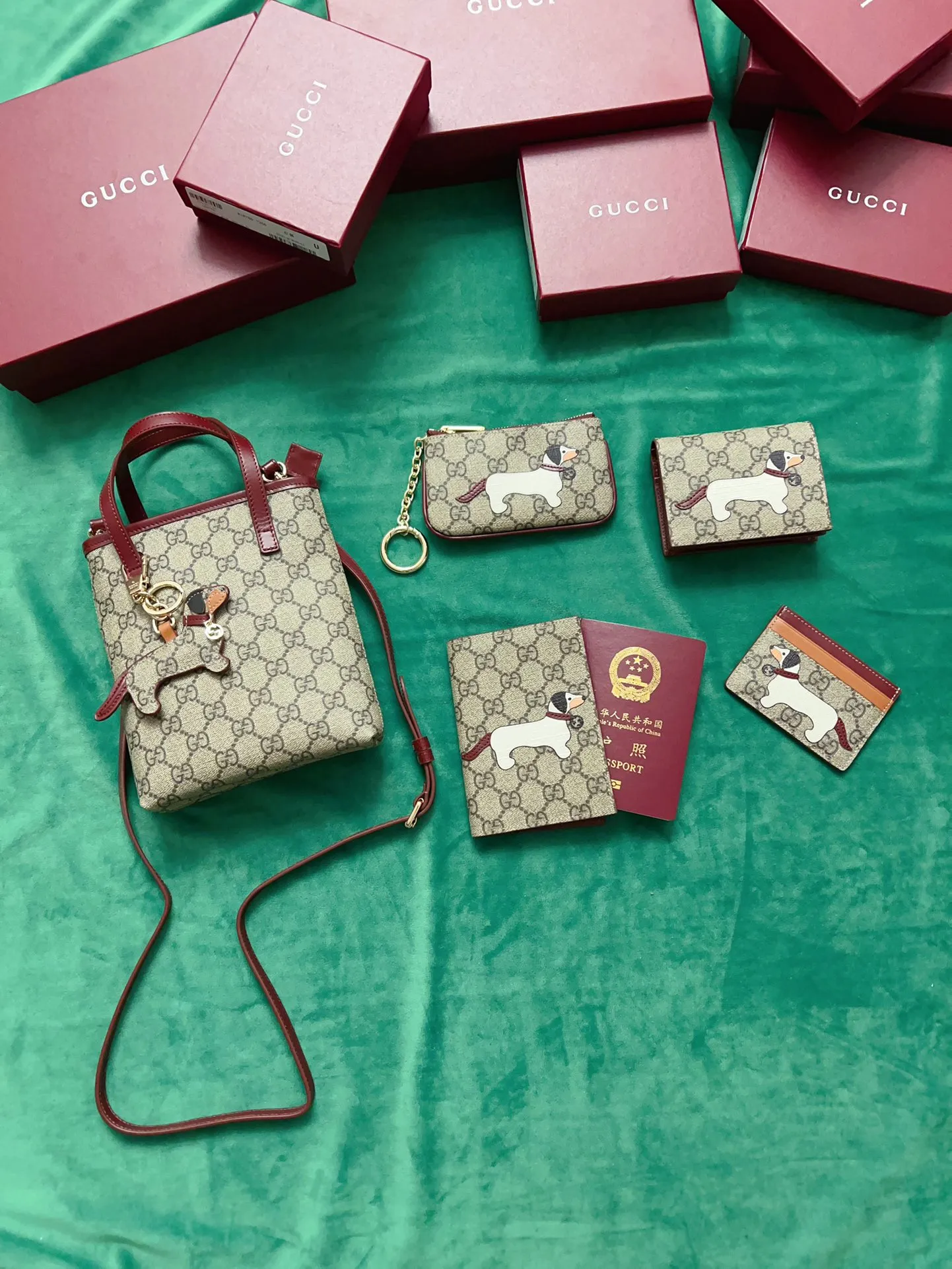 💰360 🇭🇺🇭🇺New products on official website! Exquisite small card holder~wallet🐹🐹PVC with burgundy calfskin, with cute and exquisite cartoon patterns on the leather! 🐹🐹Style number 818767, size: 11x8x3cm, 🐹🐹Little red cat, puppy, panda, owl, exquisite and cute! Original product!