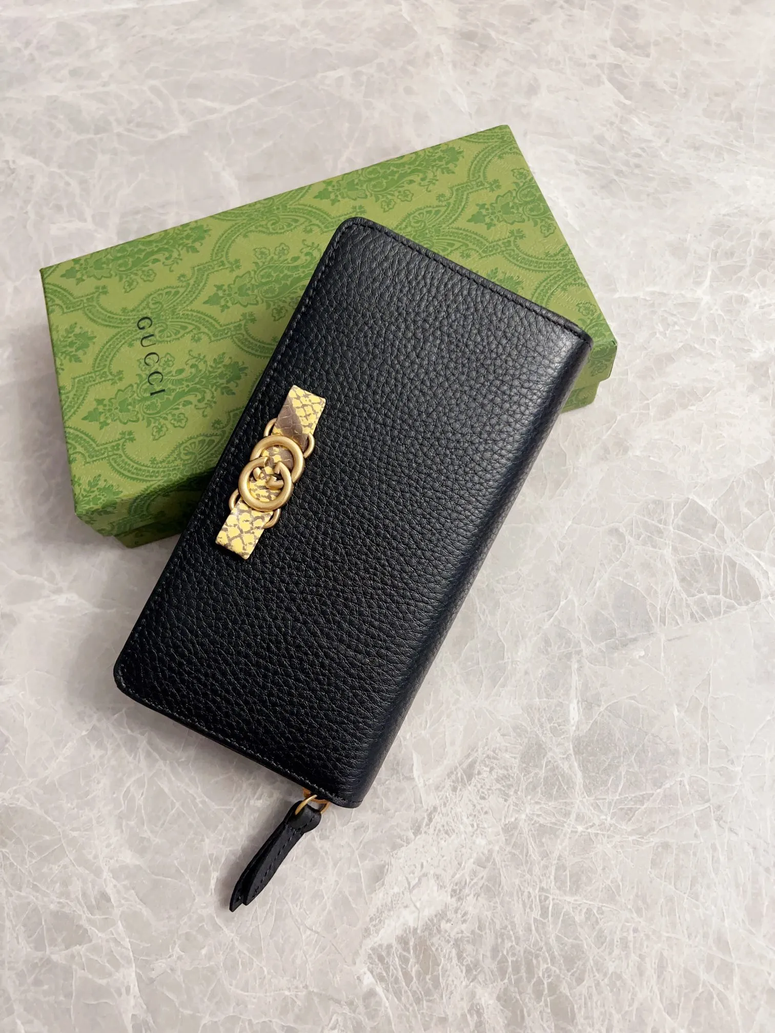 💰460🇮🇹🇮🇹Gucci’s latest ~ Interlocking Double G python leather bow wallet🍓🍓Made of original factory calfskin, 🍓🍓Butterfly on the front The knot is crafted with python leather piping and interlocking G detailing in an antique gold tone, 🍓🍓Iconic fashion piece🍓🍓Model: 750458, Size: 19x 10x3cm
