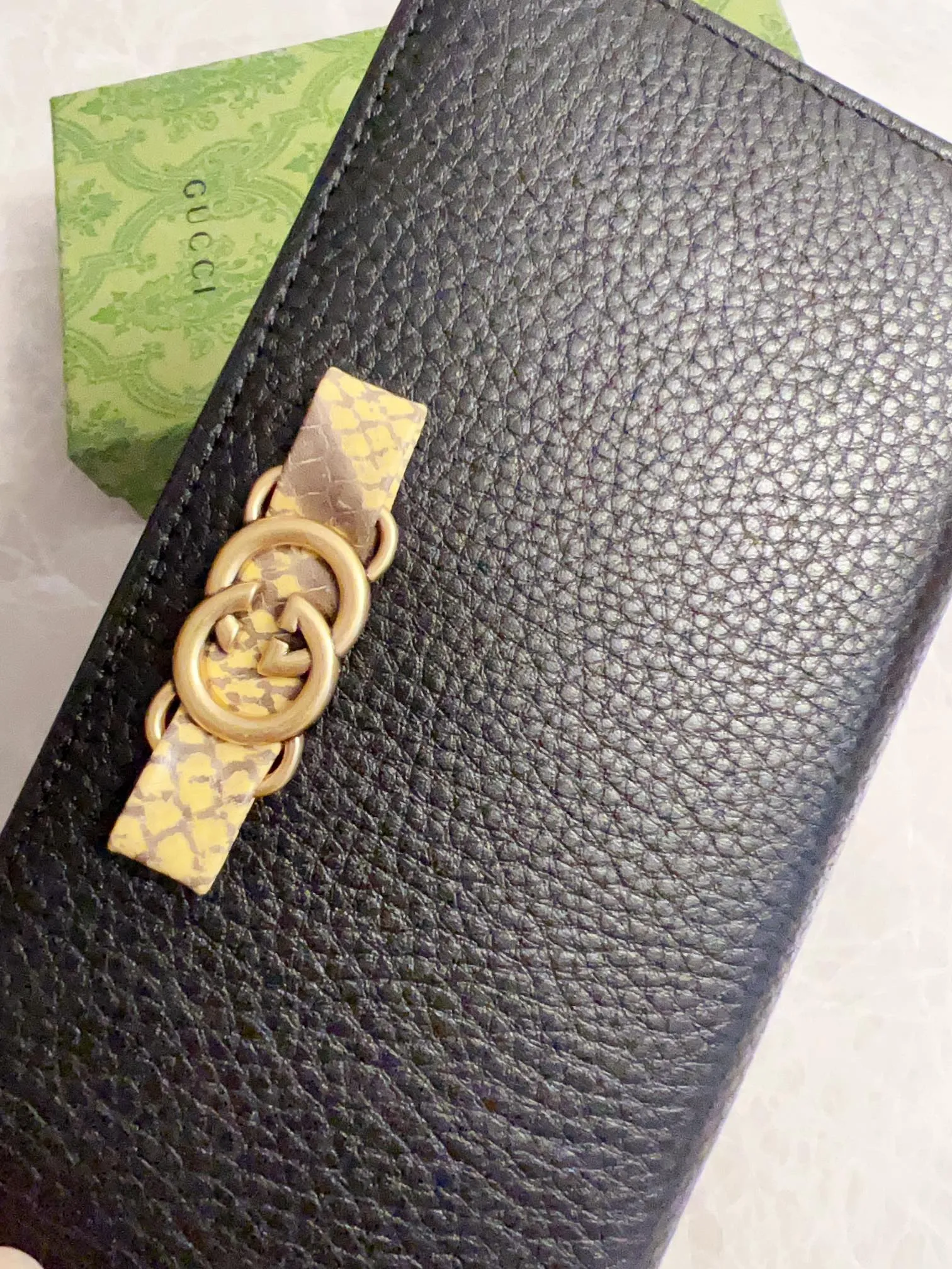 💰460🇮🇹🇮🇹Gucci’s latest ~ Interlocking Double G python leather bow wallet🍓🍓Made of original factory calfskin, 🍓🍓Butterfly on the front The knot is crafted with python leather piping and interlocking G detailing in an antique gold tone, 🍓🍓Iconic fashion piece🍓🍓Model: 750458, Size: 19x 10x3cm