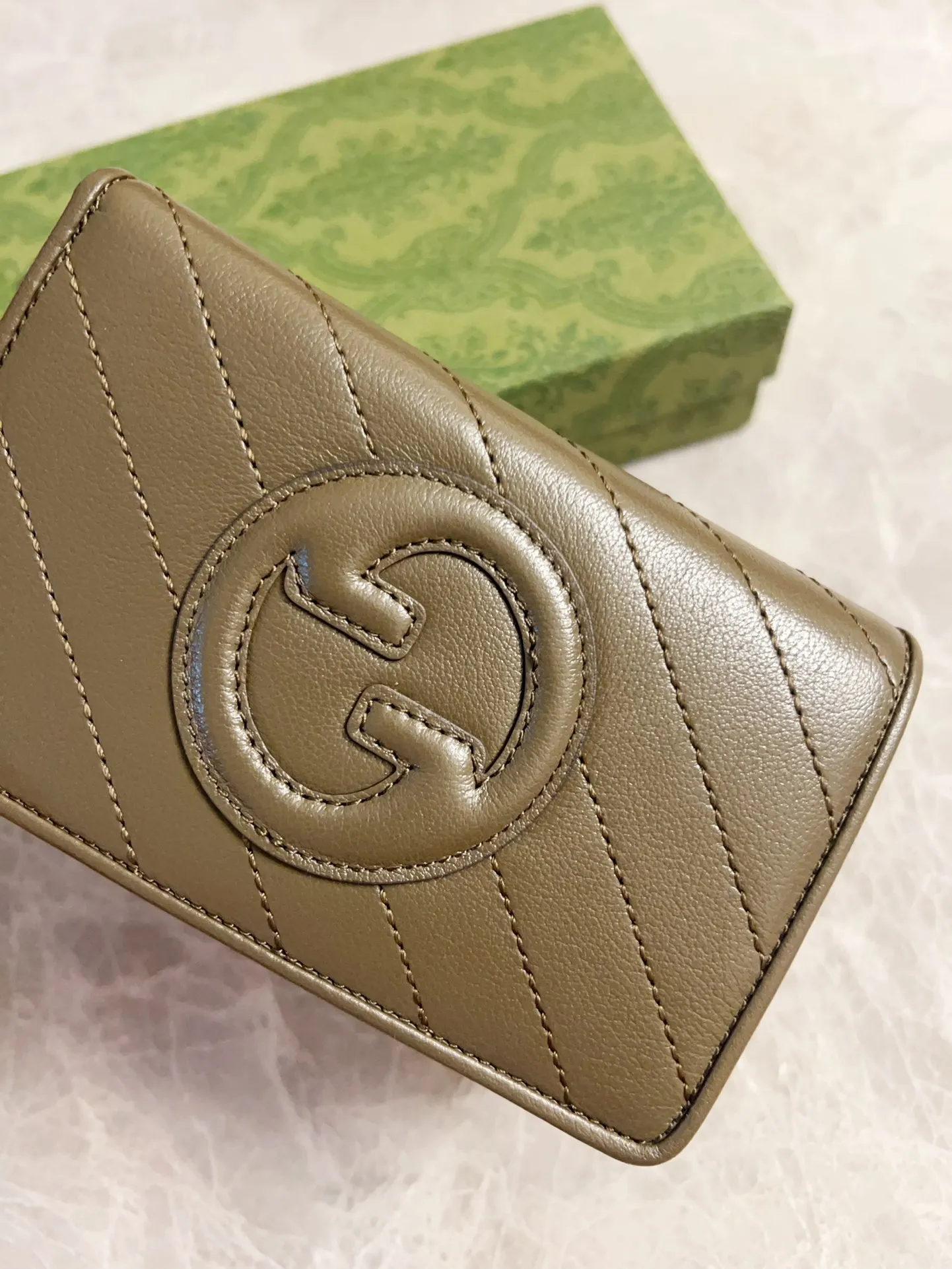 💰440🇮🇹🇮🇹The Gucci Blondie series features one of the brand's bold patterns with a same-tone calfskin design🧽🧽This series is ingenious and incorporates round geometric style interlocking double G🧽🧽to showcase Gucci's modern aesthetic design🧽🧽 Model: 760336 (mid-length clip) Size: 14 (length) x 18.5 (width) x 3cm (thickness) Color: black, gray, brown, pink, green, white/original leather.