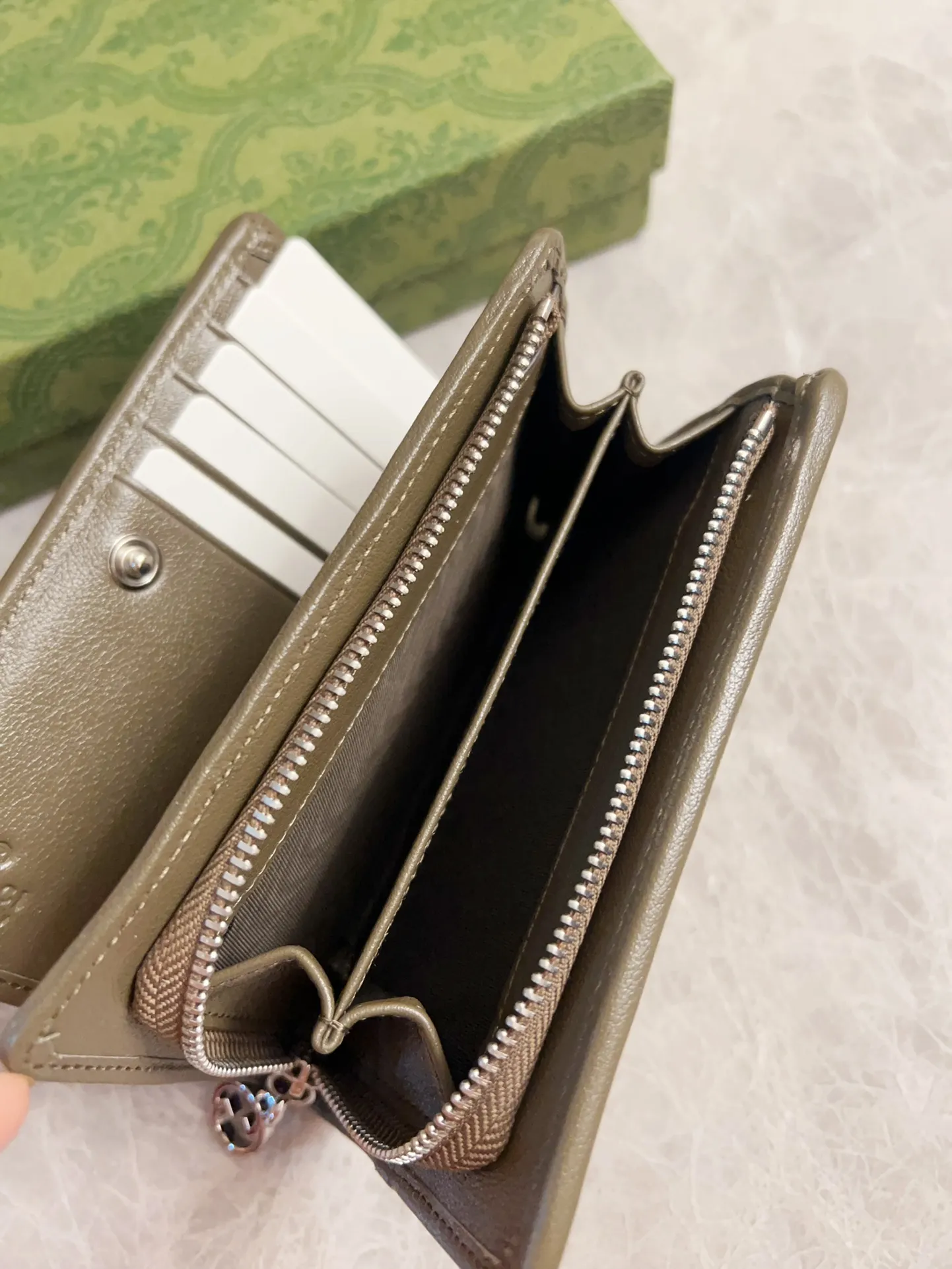 💰440🇮🇹🇮🇹The Gucci Blondie series features one of the brand's bold patterns with a same-tone calfskin design🧽🧽This series is ingenious and incorporates round geometric style interlocking double G🧽🧽to showcase Gucci's modern aesthetic design🧽🧽 Model: 760336 (mid-length clip) Size: 14 (length) x 18.5 (width) x 3cm (thickness) Color: black, gray, brown, pink, green, white/original leather.