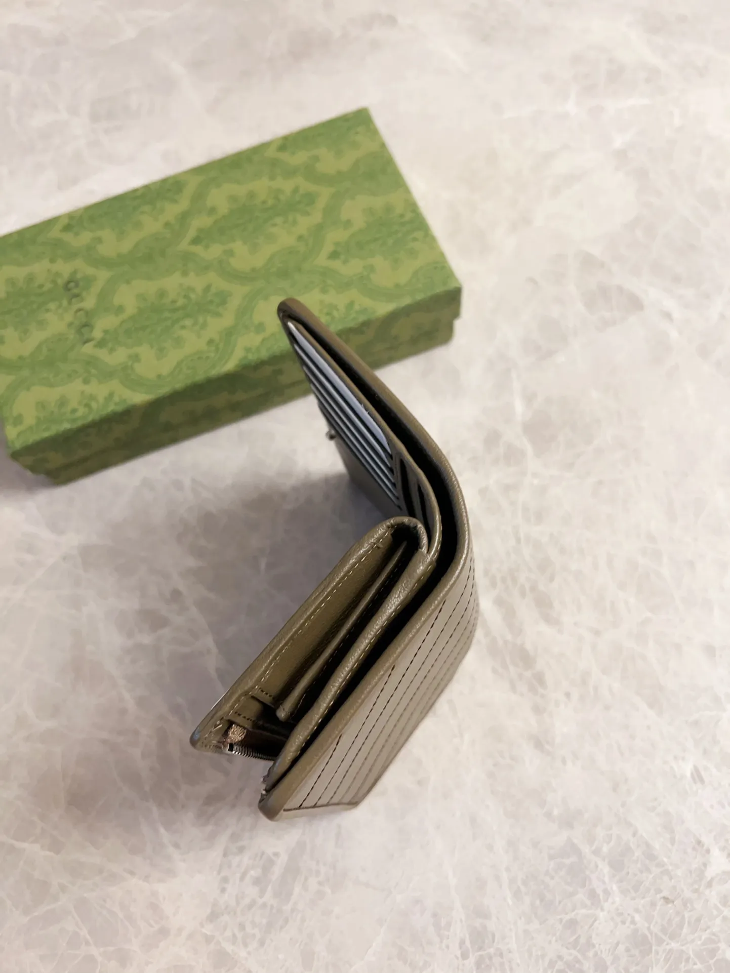 💰440🇮🇹🇮🇹The Gucci Blondie series features one of the brand's bold patterns with a same-tone calfskin design🧽🧽This series is ingenious and incorporates round geometric style interlocking double G🧽🧽to showcase Gucci's modern aesthetic design🧽🧽 Model: 760336 (mid-length clip) Size: 14 (length) x 18.5 (width) x 3cm (thickness) Color: black, gray, brown, pink, green, white/original leather.