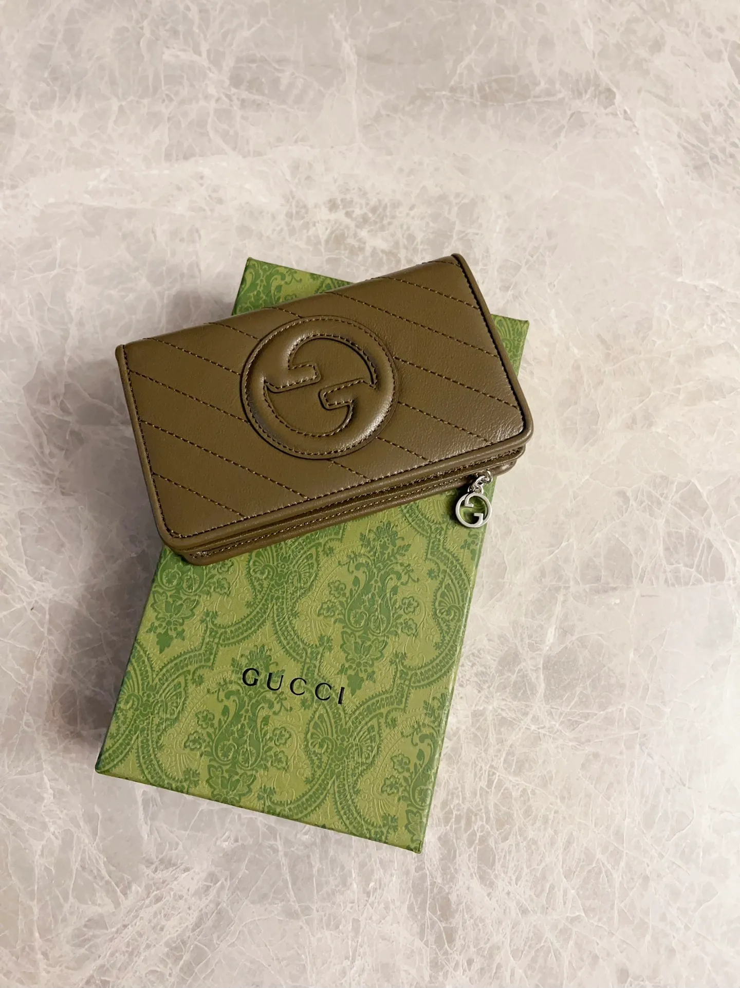💰440🇮🇹🇮🇹The Gucci Blondie series features one of the brand's bold patterns with a same-tone calfskin design🧽🧽This series is ingenious and incorporates round geometric style interlocking double G🧽🧽to showcase Gucci's modern aesthetic design🧽🧽 Model: 760336 (mid-length clip) Size: 14 (length) x 18.5 (width) x 3cm (thickness) Color: black, gray, brown, pink, green, white/original leather.