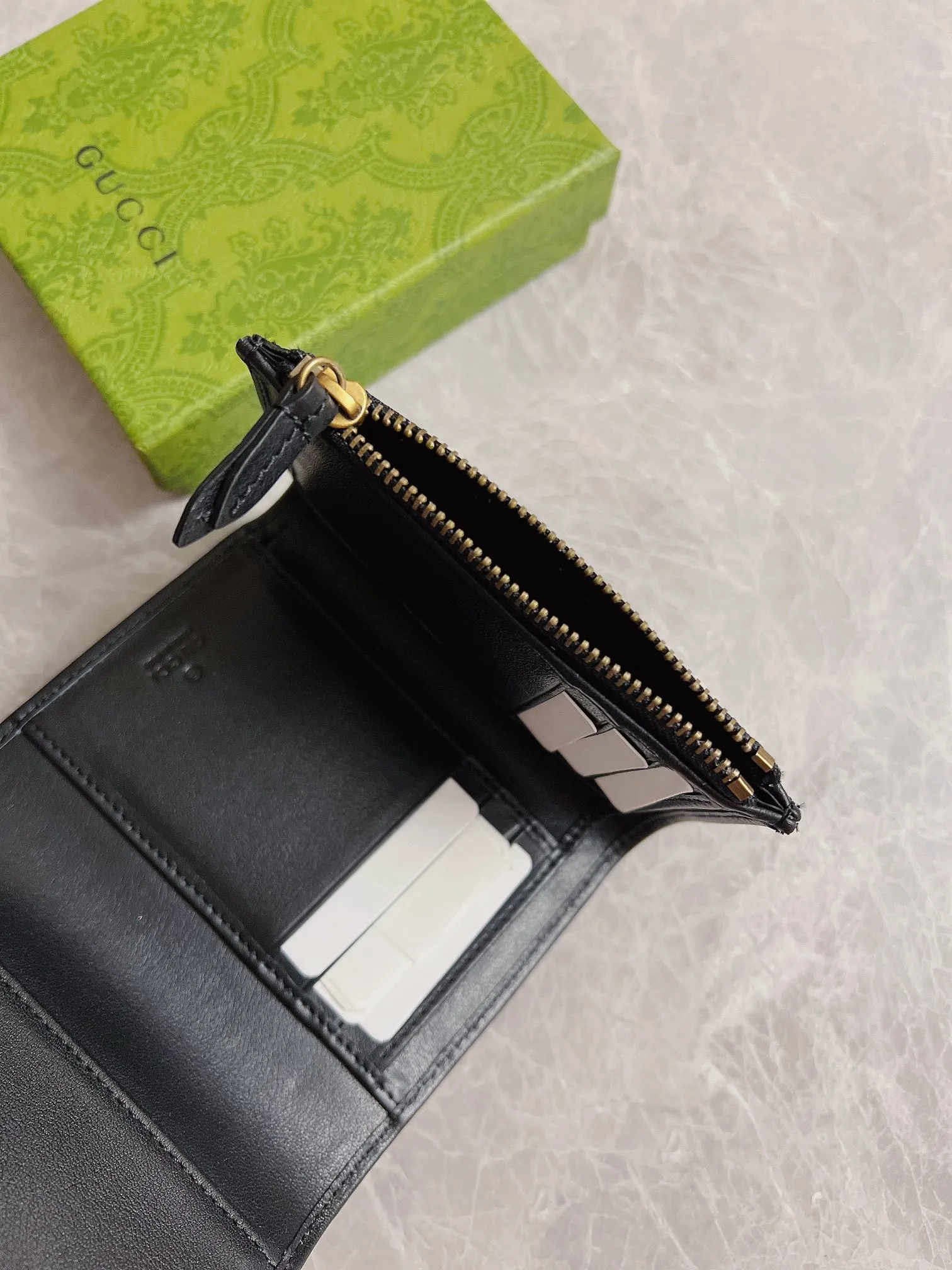 💰400 🇭🇺🇭🇺2017 official website synchronization~Double G bronze metal folding short clip has arrived! 👒👒Counter quality top quality cowhide embroidered wave pattern👒👒Privately ordered hardware and exquisite workmanship👒👒Unique design style zipper coin bag! 👒👒Model: 474802, color: black, bright red, nude pink, size: 12x9.5x2.5cm, fully open 19.5cm