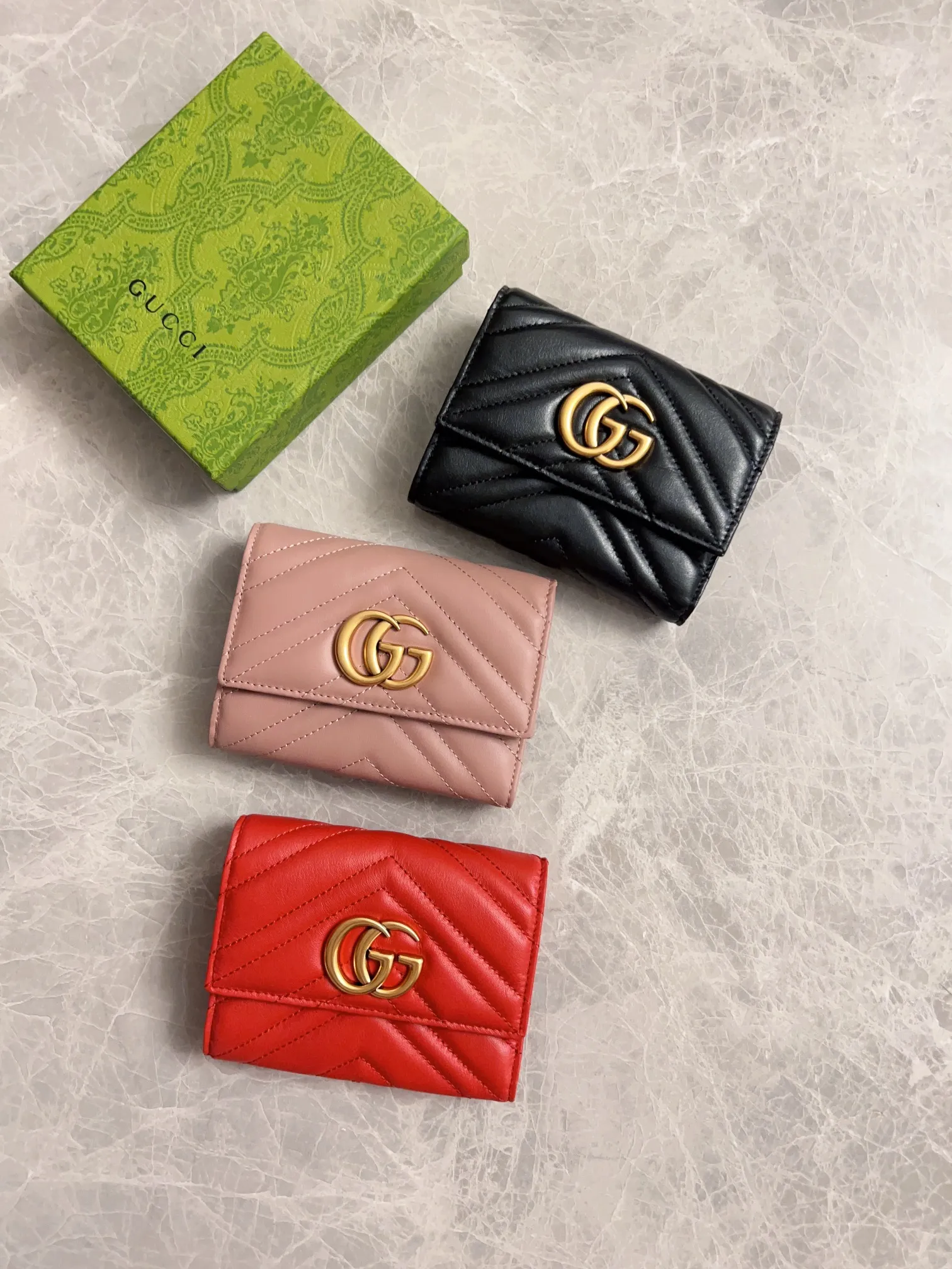 💰400 🇭🇺🇭🇺2017 official website synchronization~Double G bronze metal folding short clip has arrived! 👒👒Counter quality top quality cowhide embroidered wave pattern👒👒Privately ordered hardware and exquisite workmanship👒👒Unique design style zipper coin bag! 👒👒Model: 474802, color: black, bright red, nude pink, size: 12x9.5x2.5cm, fully open 19.5cm
