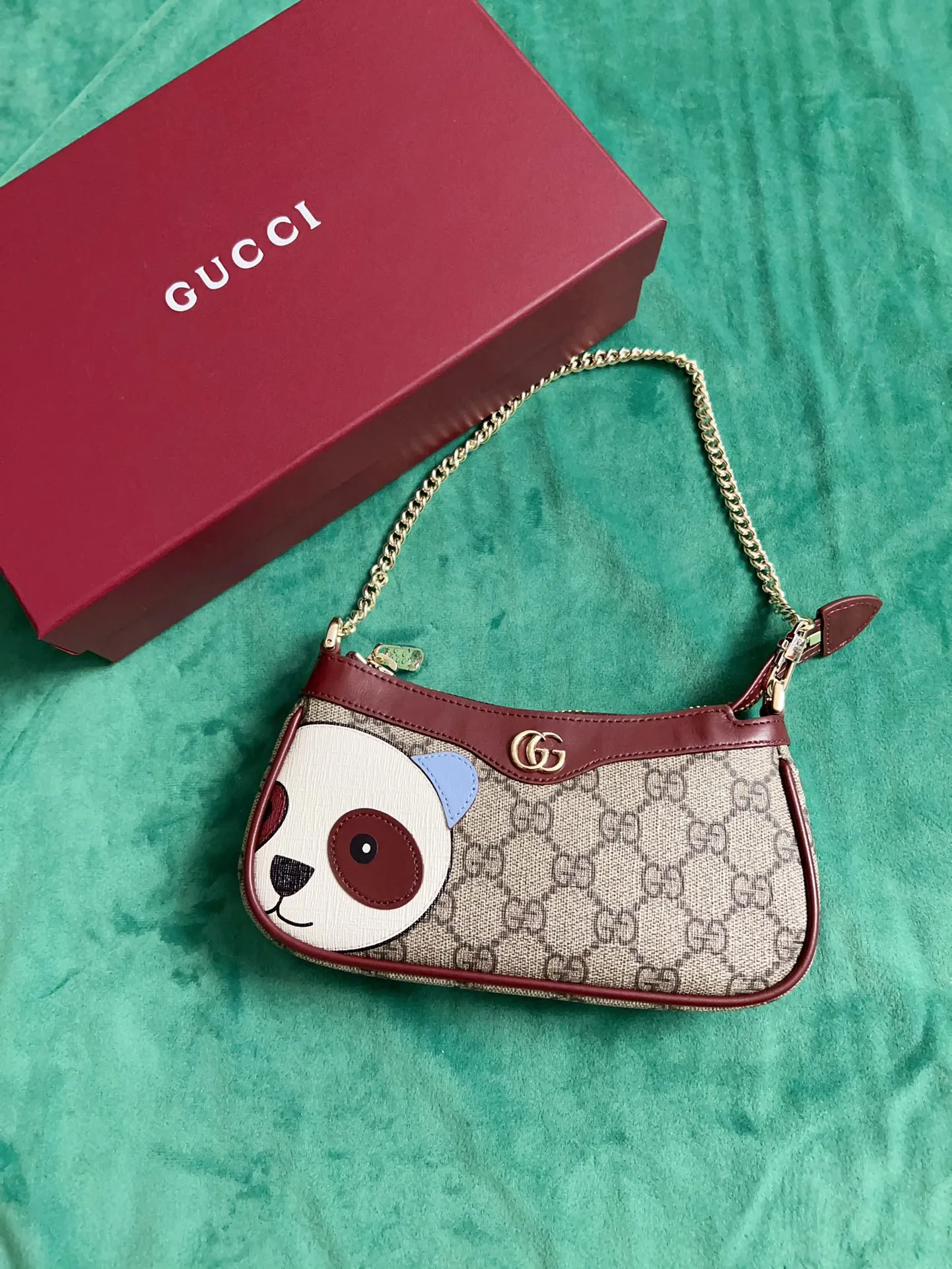 💰680 🇭🇺🇭🇺New product on official website! Exquisite panda bag, 🐼🐼PVC with burgundy calf leather, cute and exquisite panda printed on the leather! 🐼🐼With extended chain (can be worn diagonally), model number 818763, size: 19x10x3🐼🐼