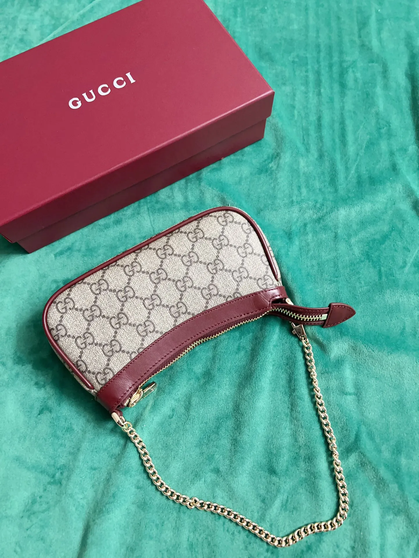 💰680 🇭🇺🇭🇺New product on official website! Exquisite panda bag, 🐼🐼PVC with burgundy calf leather, cute and exquisite panda printed on the leather! 🐼🐼With extended chain (can be worn diagonally), model number 818763, size: 19x10x3🐼🐼