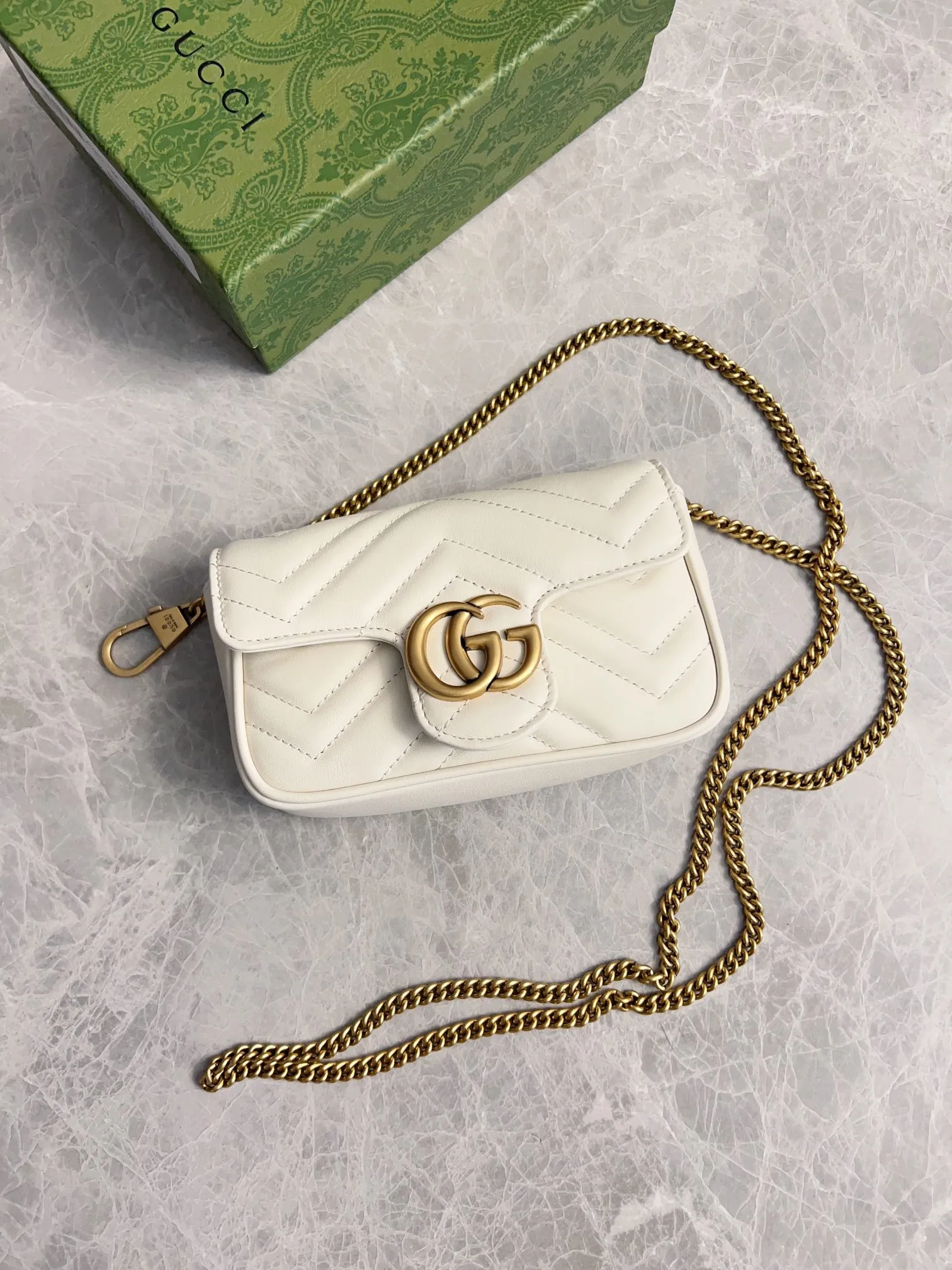 💰600 upgraded version 🇭🇺🇭🇺GUCCI official website updated simultaneously ~ GG marmont series 🐡🐡The latest mini bag, a cute and stylish artifact 🐡🐡The cute design is more practical and can easily accommodate plus mobile phones, lipsticks, and small card holders🐡🐡Imported calfskin is soft to the touch, fashionable and compact! 🐡🐡 Model: 476433, size: 16.5*10.2*5.1 cm, color: black, green, white, bright red, nude pink