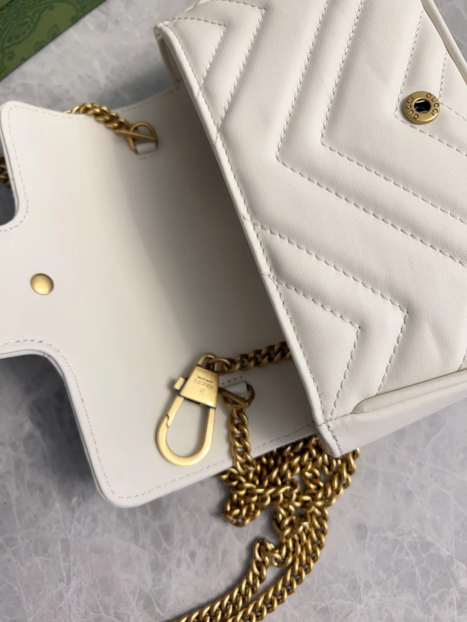 💰600 upgraded version 🇭🇺🇭🇺GUCCI official website updated simultaneously ~ GG marmont series 🐡🐡The latest mini bag, a cute and stylish artifact 🐡🐡The cute design is more practical and can easily accommodate plus mobile phones, lipsticks, and small card holders🐡🐡Imported calfskin is soft to the touch, fashionable and compact! 🐡🐡 Model: 476433, size: 16.5*10.2*5.1 cm, color: black, green, white, bright red, nude pink