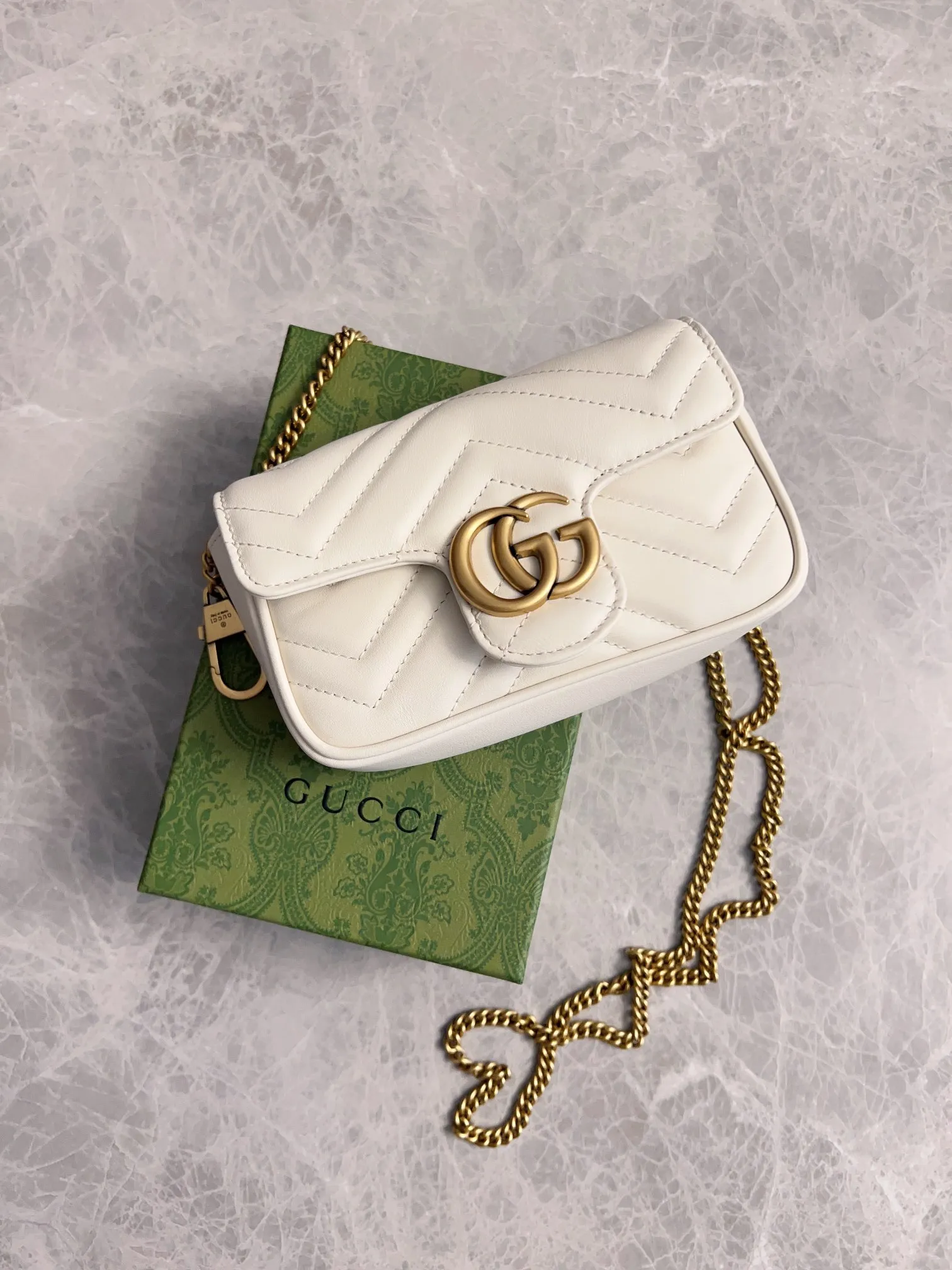 💰600 upgraded version 🇭🇺🇭🇺GUCCI official website updated simultaneously ~ GG marmont series 🐡🐡The latest mini bag, a cute and stylish artifact 🐡🐡The cute design is more practical and can easily accommodate plus mobile phones, lipsticks, and small card holders🐡🐡Imported calfskin is soft to the touch, fashionable and compact! 🐡🐡 Model: 476433, size: 16.5*10.2*5.1 cm, color: black, green, white, bright red, nude pink