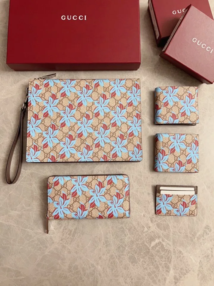 💰300 🇭🇺🇭🇺The GG Emblem series reinterprets the classic double G blue print pattern with creative design and innovative functions. 🍃🍃New PVC fabric is paired with original factory pig grain cowhide, fashionable and versatile! 🍃🍃 Style number: 841146 Size: 11x 9cm (original product)