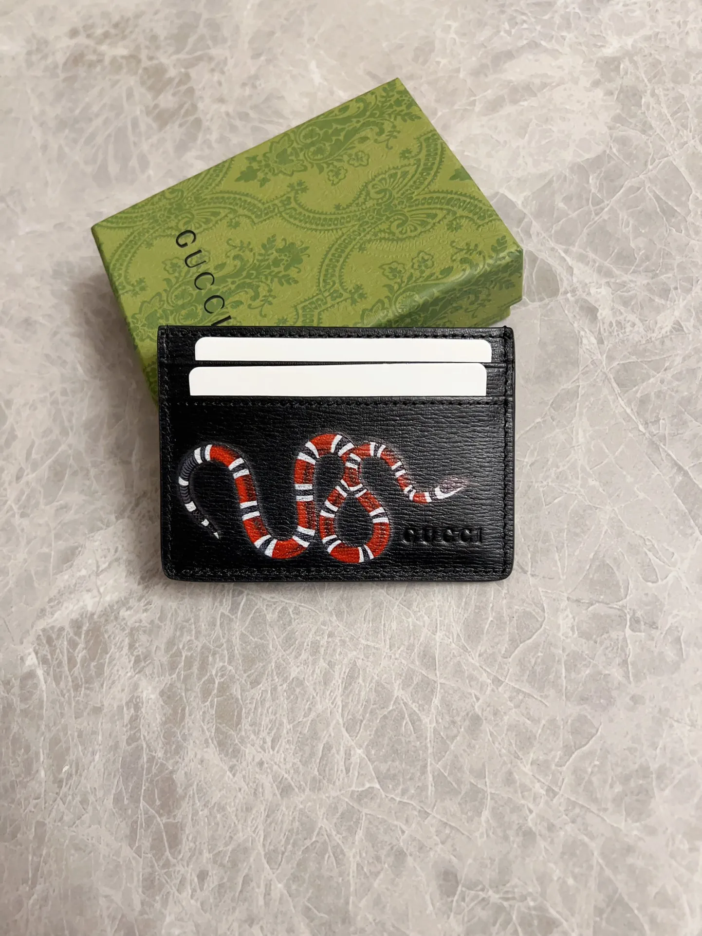 💰210🇭🇺🇭🇺 New men’s small card holder! 🐍🐍Synchronized with the counter, high-quality cowhide fabric🐍🐍tear-printed with the latest Striped Snake logo🐍🐍Fine oil edge workmanship, simple and elegant, fashionable and domineering,🐍🐍Model: 451277, size: 10x7cm, color: toothpick pattern ~ black "Striped Snake"