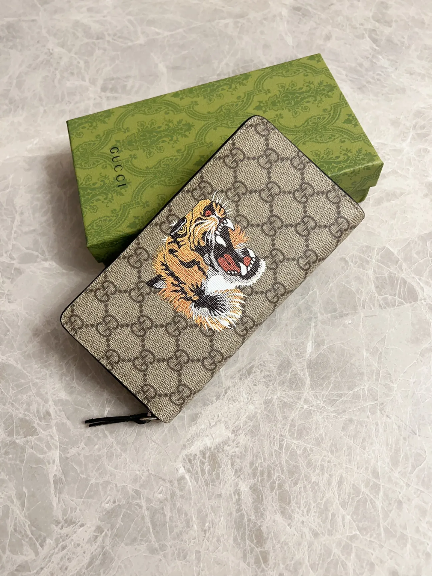 💰380 🇭🇺🇭🇺 New men’s wallet! 🐯🐯Synchronized with the counter, original shaved leather with high-quality PVC fabric🐯🐯Tear-printed latest tiger head logo🐯🐯Cotton cloth bronze gold pull money, oiled edges and fine workmanship, simple and elegant, fashionable and domineering,🐯🐯Model: 451273, size: 19x10x2.5cm, color: brown PVC-black "Tiger Head"