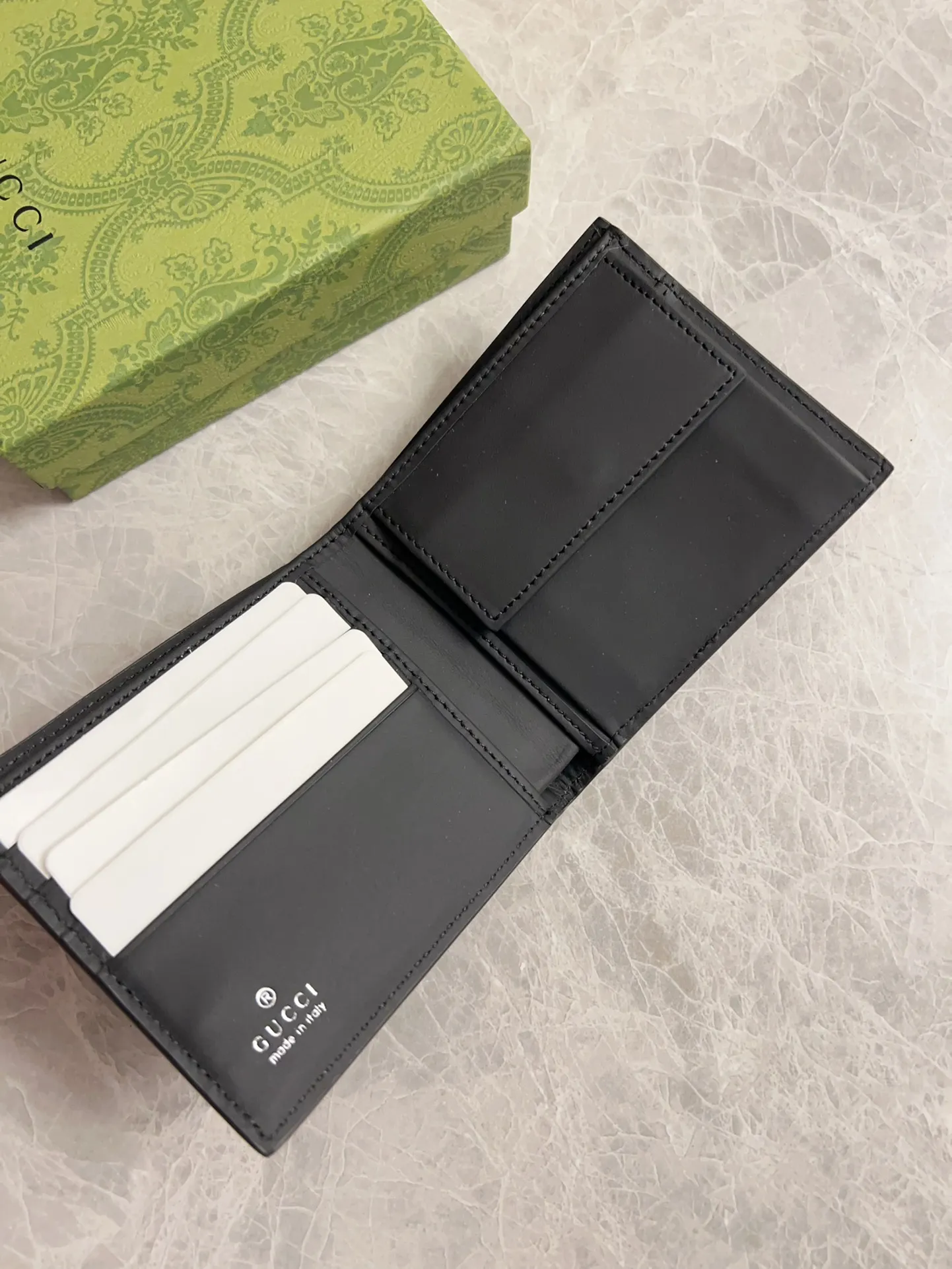 💰320 🇭🇺🇭🇺gucci’s new men’s series of original black rubber effect styles are now available🎋🎋Model number: 771311, size: 11x9cm🎋🎋Counter quality, top-notch original goods, real photos🎋🎋