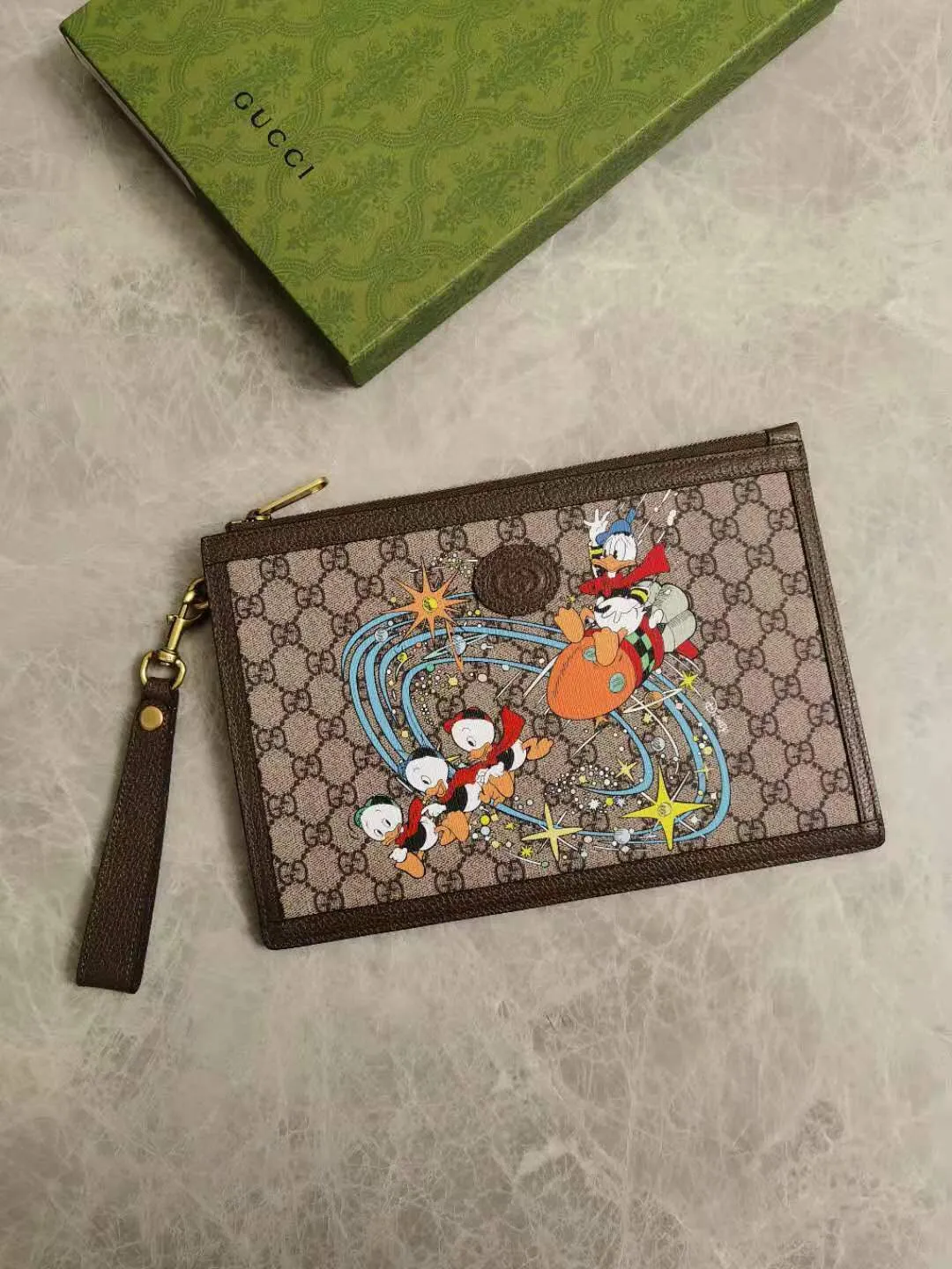 💰480 🇭🇺🇭🇺Epilogue Original Leather Clutch Donald Duck Series 🐥🐥The new pattern of Donald Duck and his three nephews appearing together adds an unconstrained charm to the classic Gucci bag. The family is flying to the sky and reaching for the stars, full of fun🐥🐥Style number: 647925, size: 30.5-20.5cm
