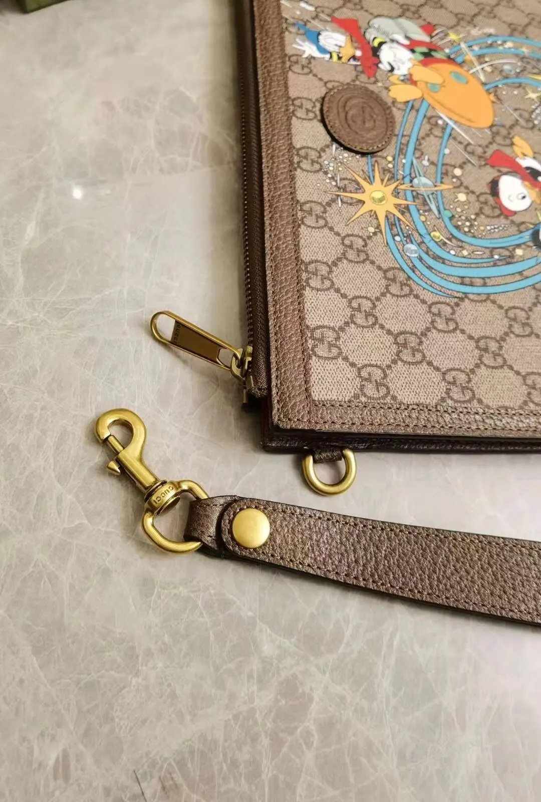 💰480 🇭🇺🇭🇺Epilogue Original Leather Clutch Donald Duck Series 🐥🐥The new pattern of Donald Duck and his three nephews appearing together adds an unconstrained charm to the classic Gucci bag. The family is flying to the sky and reaching for the stars, full of fun🐥🐥Style number: 647925, size: 30.5-20.5cm