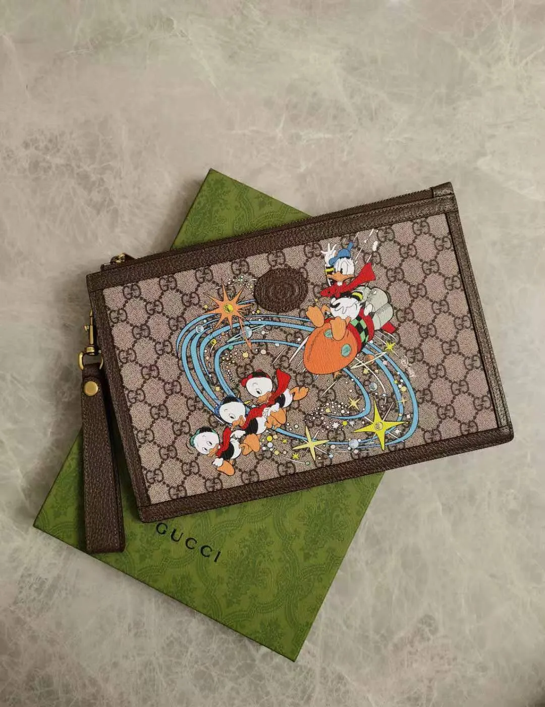 💰480 🇭🇺🇭🇺Epilogue Original Leather Clutch Donald Duck Series 🐥🐥The new pattern of Donald Duck and his three nephews appearing together adds an unconstrained charm to the classic Gucci bag. The family is flying to the sky and reaching for the stars, full of fun🐥🐥Style number: 647925, size: 30.5-20.5cm