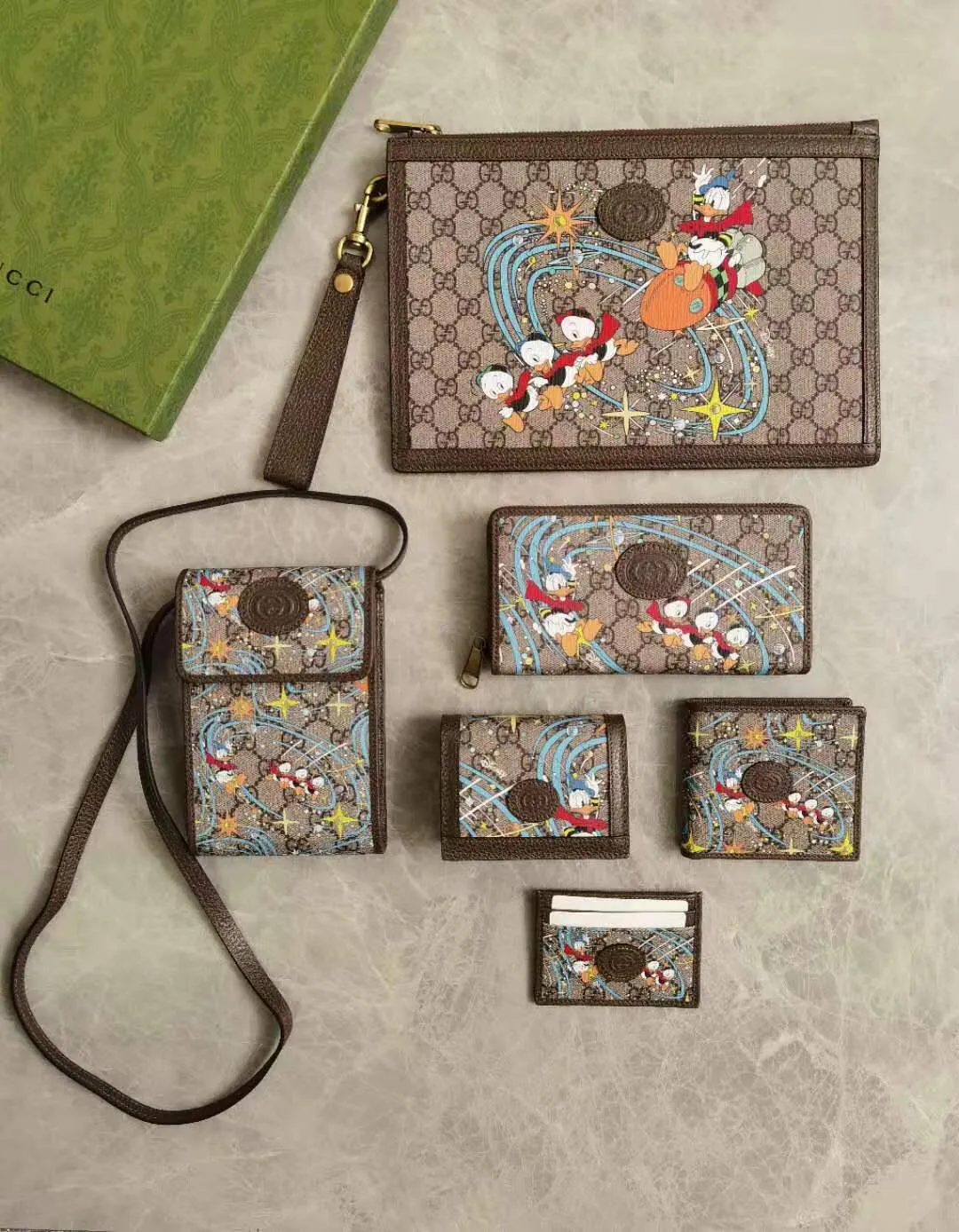 💰480 🇭🇺🇭🇺Epilogue Original Leather Clutch Donald Duck Series 🐥🐥The new pattern of Donald Duck and his three nephews appearing together adds an unconstrained charm to the classic Gucci bag. The family is flying to the sky and reaching for the stars, full of fun🐥🐥Style number: 647925, size: 30.5-20.5cm