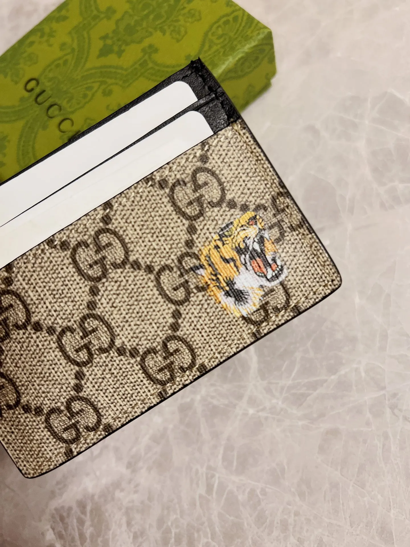 💰200 🇭🇺🇭🇺New men’s small card holder! 🐍🐍Synchronized at the counter, original shaved leather with high-quality PVC fabric🐍🐍Tear-printed latest tiger head logo🐍🐍Oil edges with fine workmanship, simple and elegant, fashionable and domineering,🐍🐍Model: 451277, size: 10x7cm, color: Brown PVC-Black "Tiger Head"