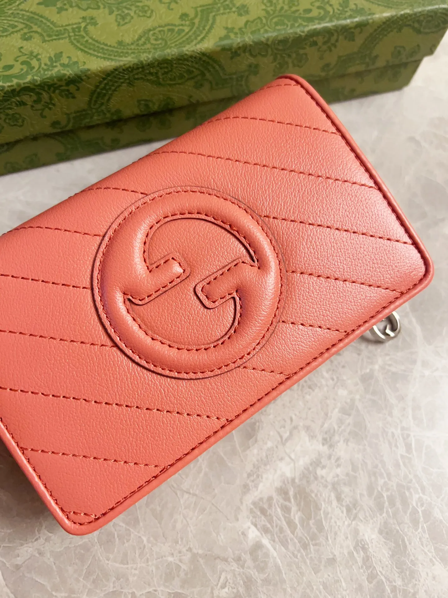 💰440🇮🇹🇮🇹The Gucci Blondie series features one of the brand's bold patterns with a same-tone calfskin design🧽🧽This series is ingenious and incorporates round geometric style interlocking double G🧽🧽to showcase Gucci's modern aesthetic design🧽🧽 Model: 760336 (mid-length clip) Size: 14 (length) x 18.5 (width) x 3cm (thickness) Color: black, gray, brown, pink, green, white/original leather.