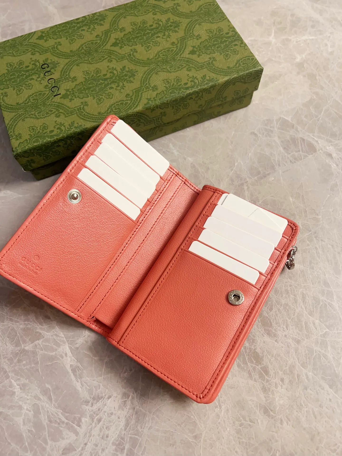 💰440🇮🇹🇮🇹The Gucci Blondie series features one of the brand's bold patterns with a same-tone calfskin design🧽🧽This series is ingenious and incorporates round geometric style interlocking double G🧽🧽to showcase Gucci's modern aesthetic design🧽🧽 Model: 760336 (mid-length clip) Size: 14 (length) x 18.5 (width) x 3cm (thickness) Color: black, gray, brown, pink, green, white/original leather.