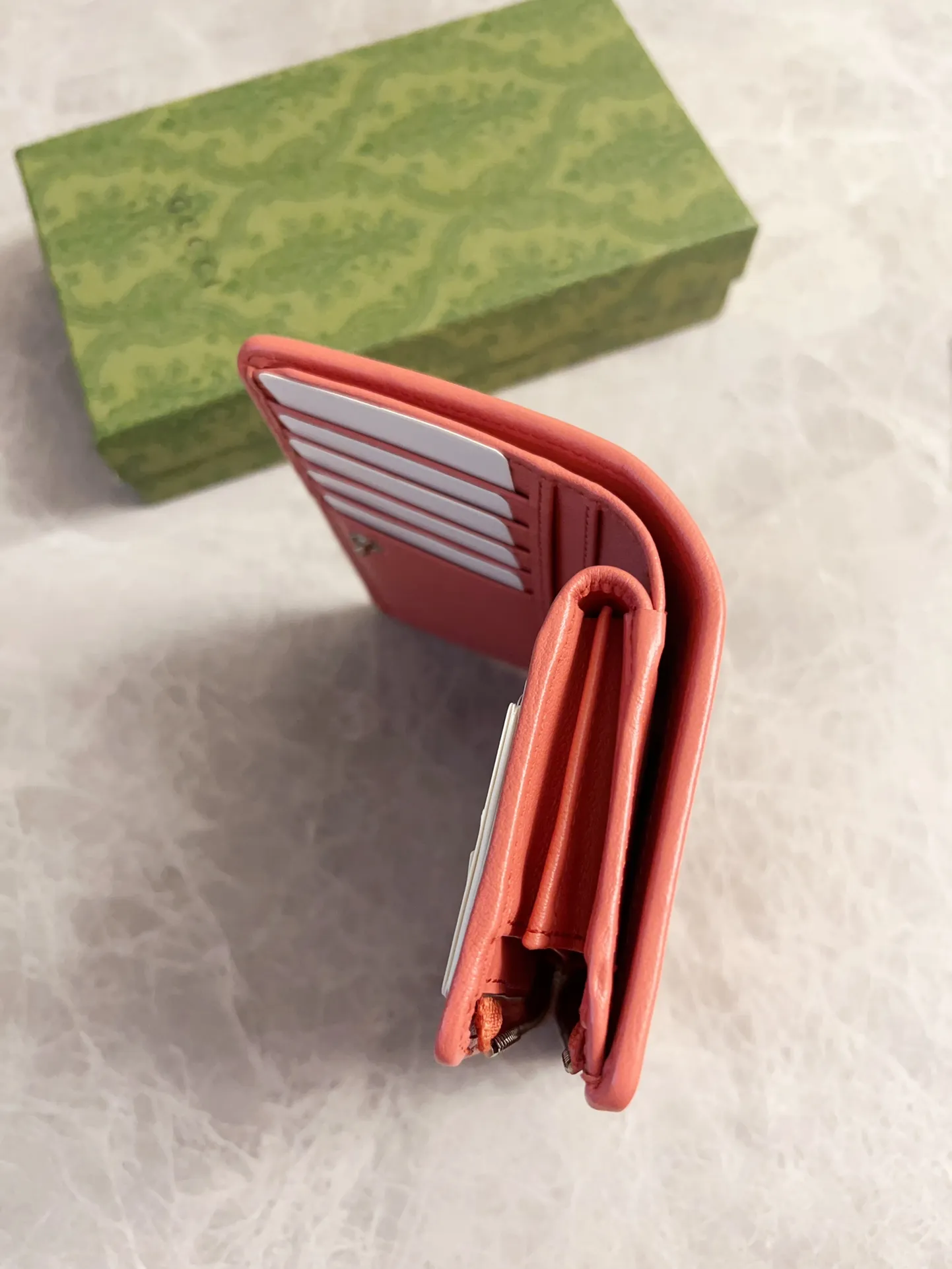 💰440🇮🇹🇮🇹The Gucci Blondie series features one of the brand's bold patterns with a same-tone calfskin design🧽🧽This series is ingenious and incorporates round geometric style interlocking double G🧽🧽to showcase Gucci's modern aesthetic design🧽🧽 Model: 760336 (mid-length clip) Size: 14 (length) x 18.5 (width) x 3cm (thickness) Color: black, gray, brown, pink, green, white/original leather.