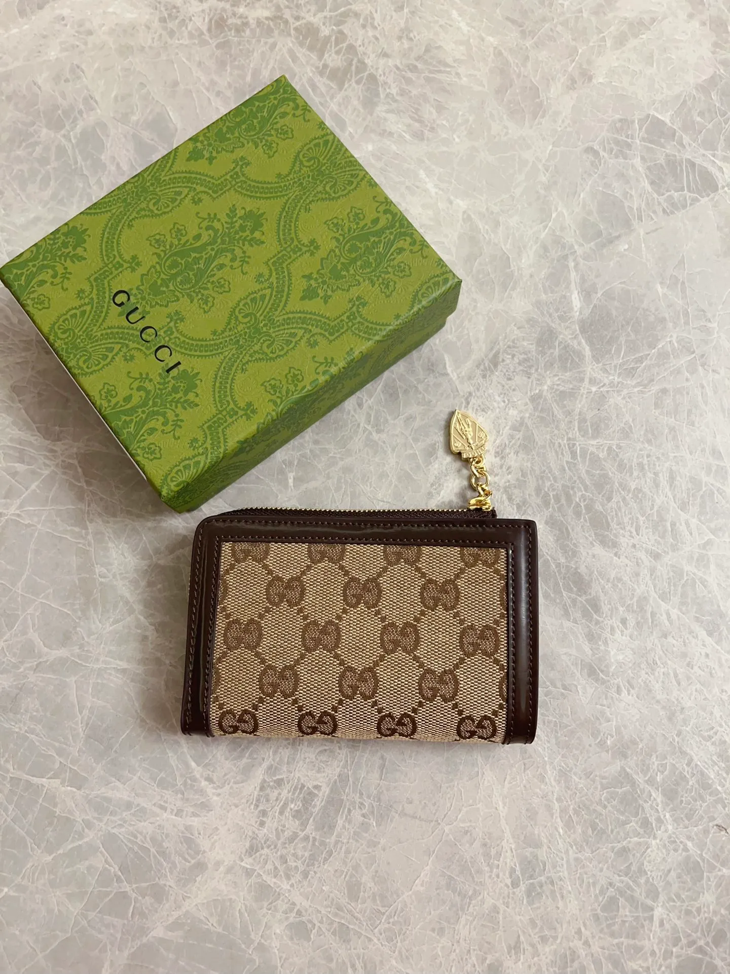 💰460 🇮🇹🇮🇹The Gucci Luce series exudes a strong sense of playfulness and fun. "Luce" means "light" in Italian. Original GG canvas, elegant blue cowhide trimmings and light gold-toned hardware are complemented by beige and ebony graphics. Exquisite shield puller! Model: 790036 Size: 13x 9x 3cm Color: Blue/Brown
