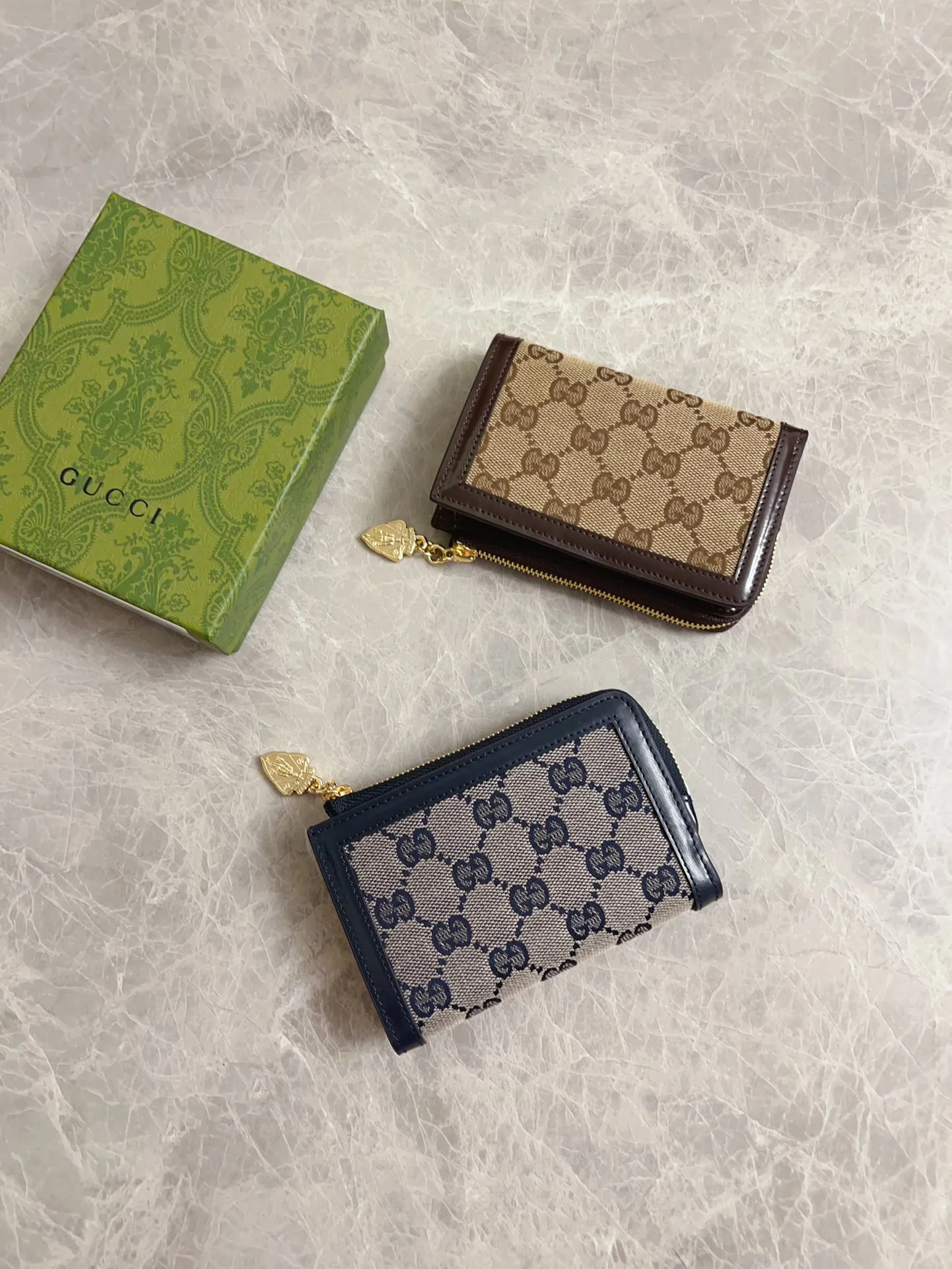 💰460 🇮🇹🇮🇹The Gucci Luce series exudes a strong sense of playfulness and fun. "Luce" means "light" in Italian. Original GG canvas, elegant blue cowhide trimmings and light gold-toned hardware are complemented by beige and ebony graphics. Exquisite shield puller! Model: 790036 Size: 13x 9x 3cm Color: Blue/Brown