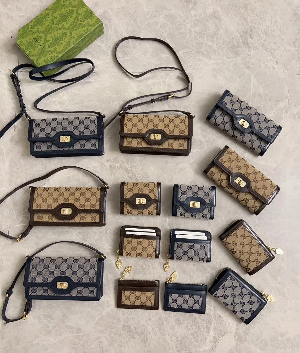 💰460 🇮🇹🇮🇹The Gucci Luce series exudes a strong sense of playfulness and fun. "Luce" means "light" in Italian. Original GG canvas, elegant blue cowhide trimmings and light gold-toned hardware are complemented by beige and ebony graphics. Exquisite shield puller! Model: 790036 Size: 13x 9x 3cm Color: Blue/Brown