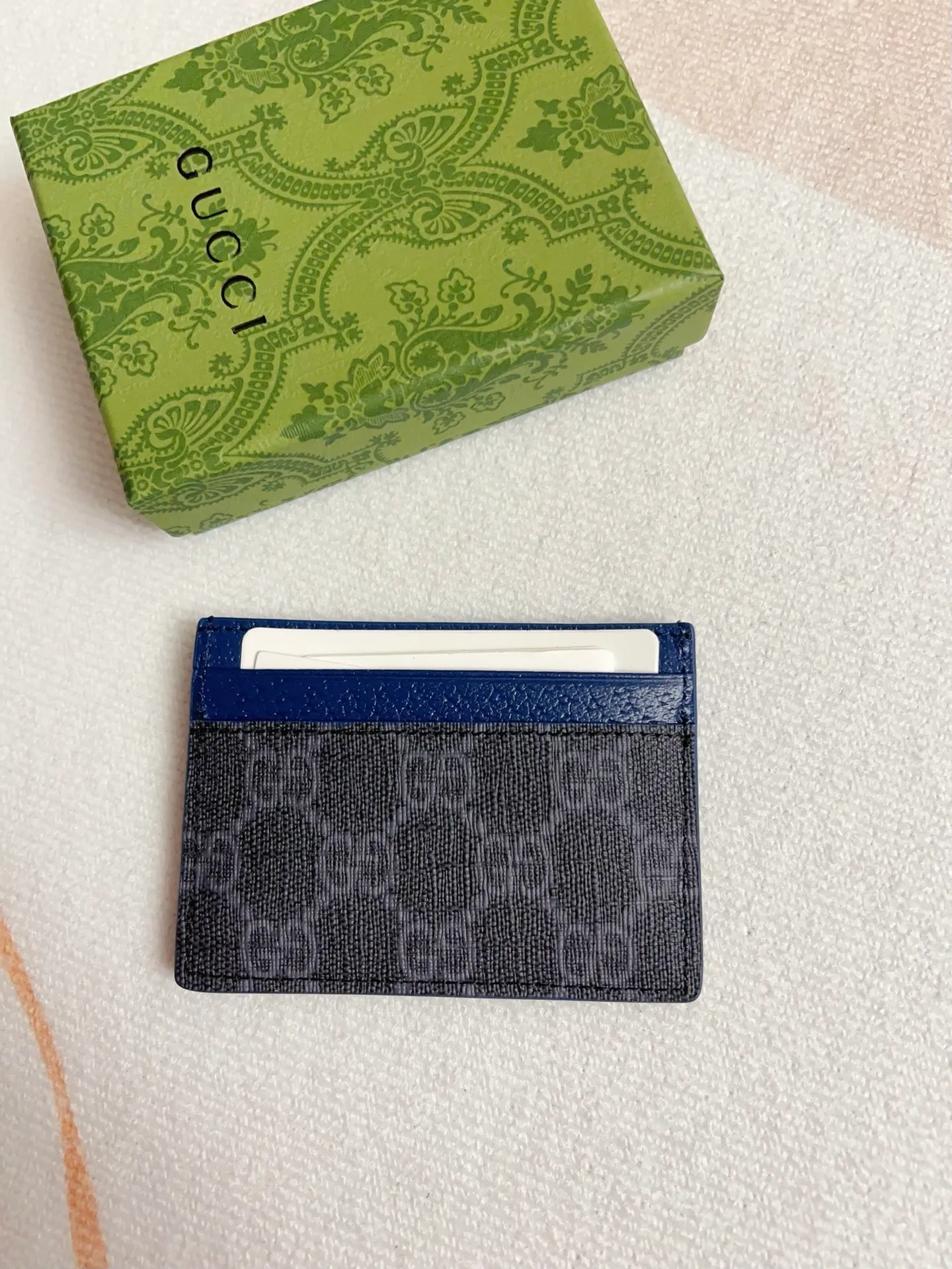 💰230🇭🇺🇭🇺Gucci’s latest collection ~ Card holder 🥞🥞Using a two-tone design full of contrasting beauty, the GG logo emblazoned on the body of the bag is in full bloom🥞🥞The fabric is made of black GG, and the lining is made of contrasting cowhide leather🥞🥞Black GG Supreme canvas, black PVC blue Size: 11x 7cm Model: 768248 (original product)