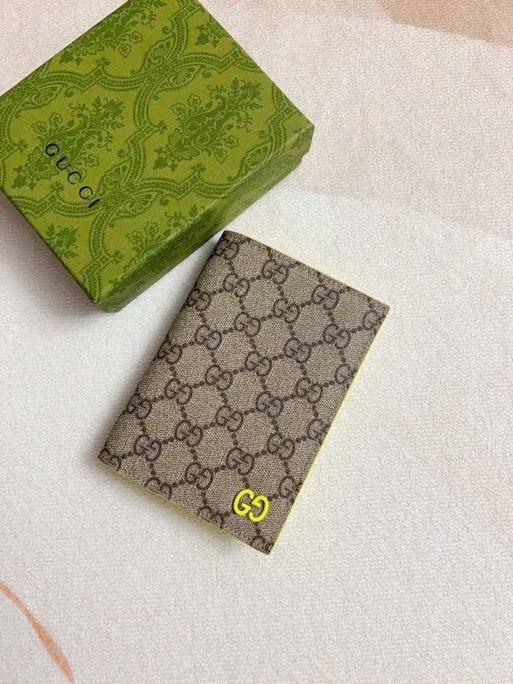💰340 🇭🇺🇭🇺Gucci’s latest collection ~ Passport holder 🧬🧬The contrasting two-tone design makes the GG logo emblazoned on the body of the bag shine. 🧬🧬The fabric is made of black GG, and the lining is made of contrasting cowhide. 🧬🧬Black GG Supreme canvas, brown rubber/fluoro green Size: 13.5x 9.5cm Model: 795229