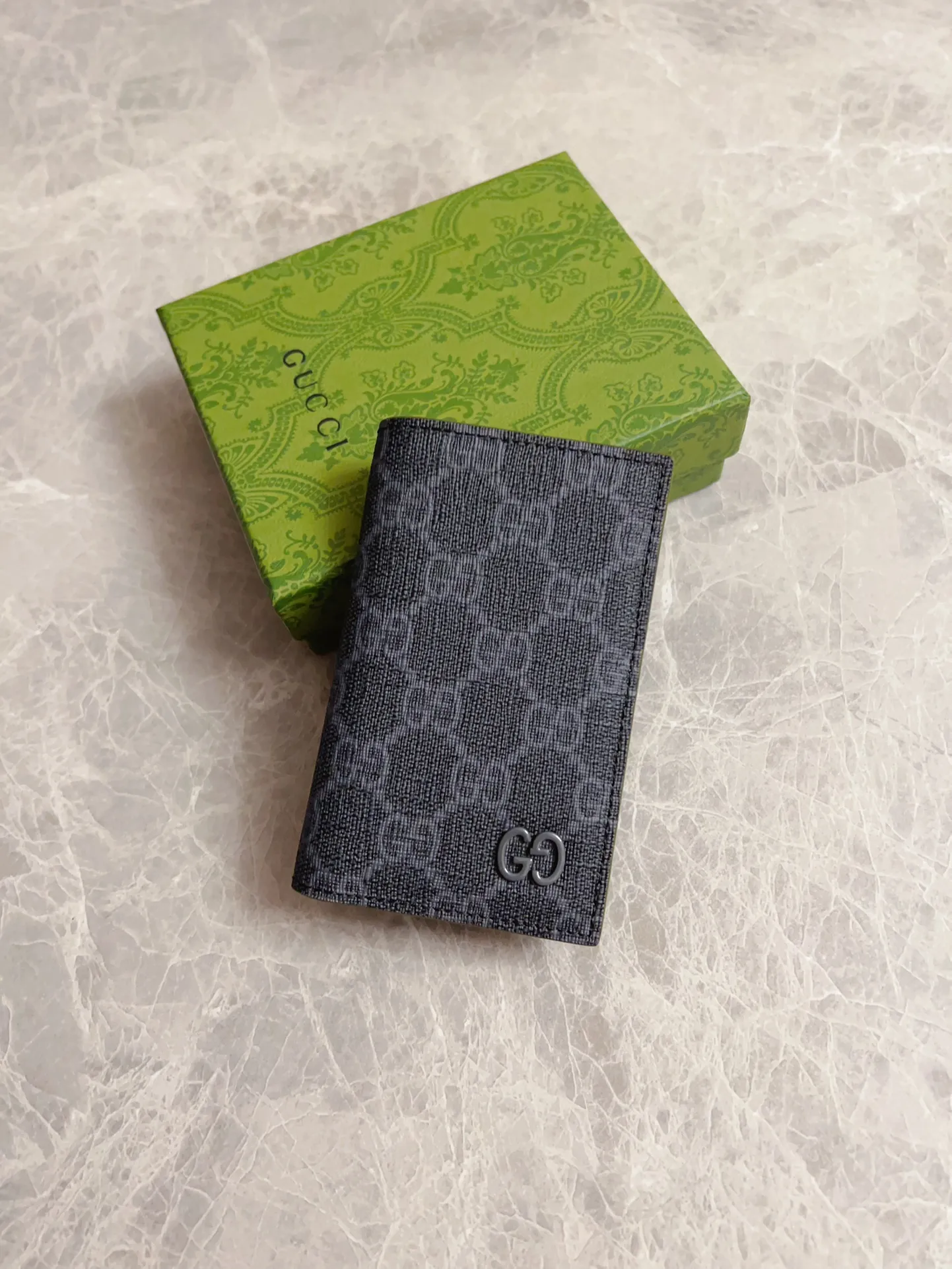 💰310🇭🇺🇭🇺Gucci’s latest collection presents a slim and compact card holder🎋🎋The contrasting two-tone design makes the GG logo emblazoned on the bag stand out🎋🎋This long card holder is made of black GG and the interior is made of contrasting cowhide leather🎋🎋Black GG Supreme canvas with dark gray ceramic effect Double G🎋🎋 Dimensions open: 12cm (L) x 15cm (W) Dimensions closed: 12cm (L) x 7.5cm (W) Model: 768249