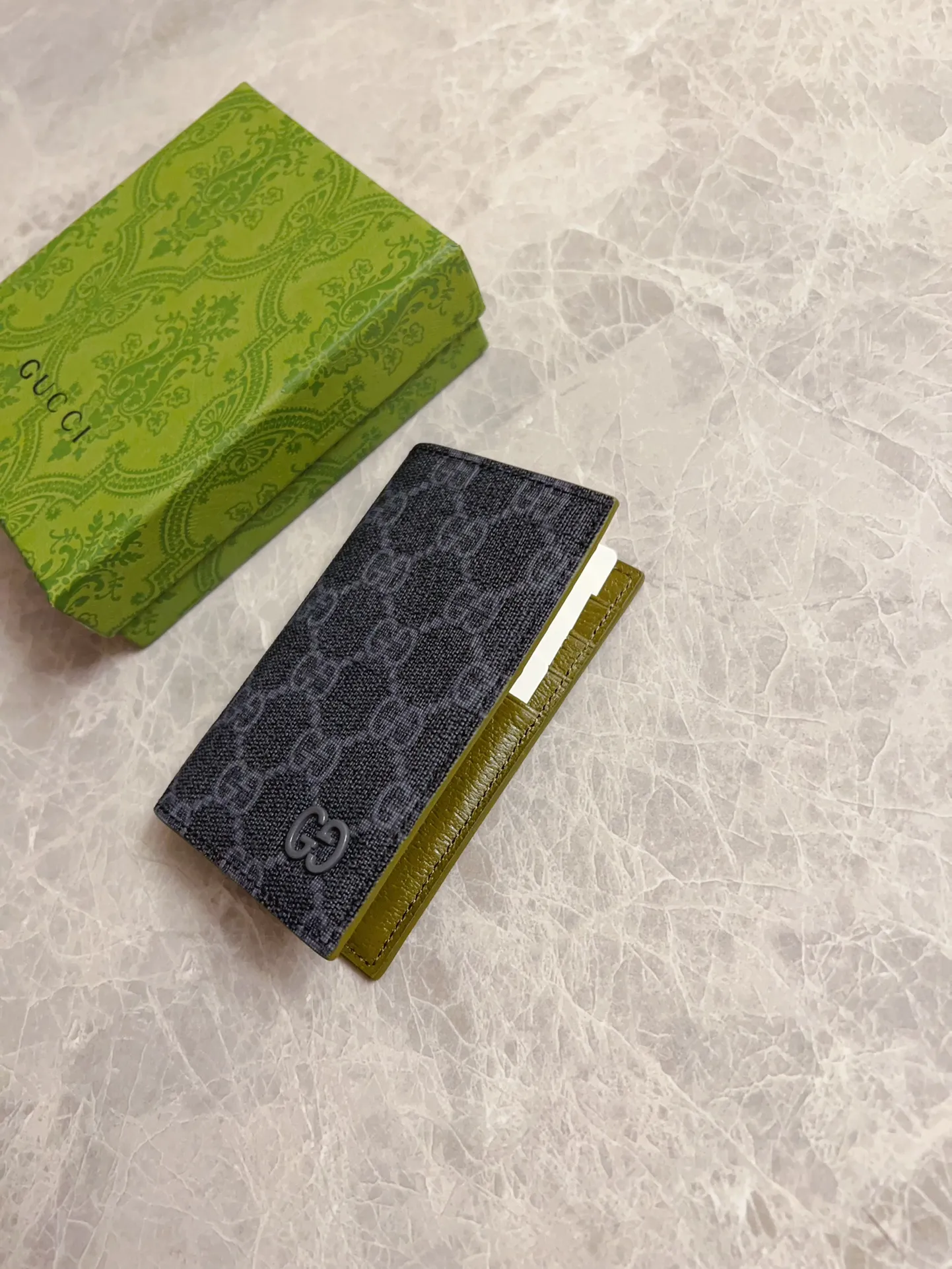 💰310🇭🇺🇭🇺Gucci’s latest collection presents a slim and compact card holder🎋🎋The contrasting two-tone design makes the GG logo emblazoned on the bag stand out🎋🎋This long card holder is made of black GG and the interior is made of contrasting cowhide leather🎋🎋Black GG Supreme canvas with dark gray ceramic effect Double G🎋🎋 Dimensions open: 12cm (L) x 15cm (W) Dimensions closed: 12cm (L) x 7.5cm (W) Model: 768249
