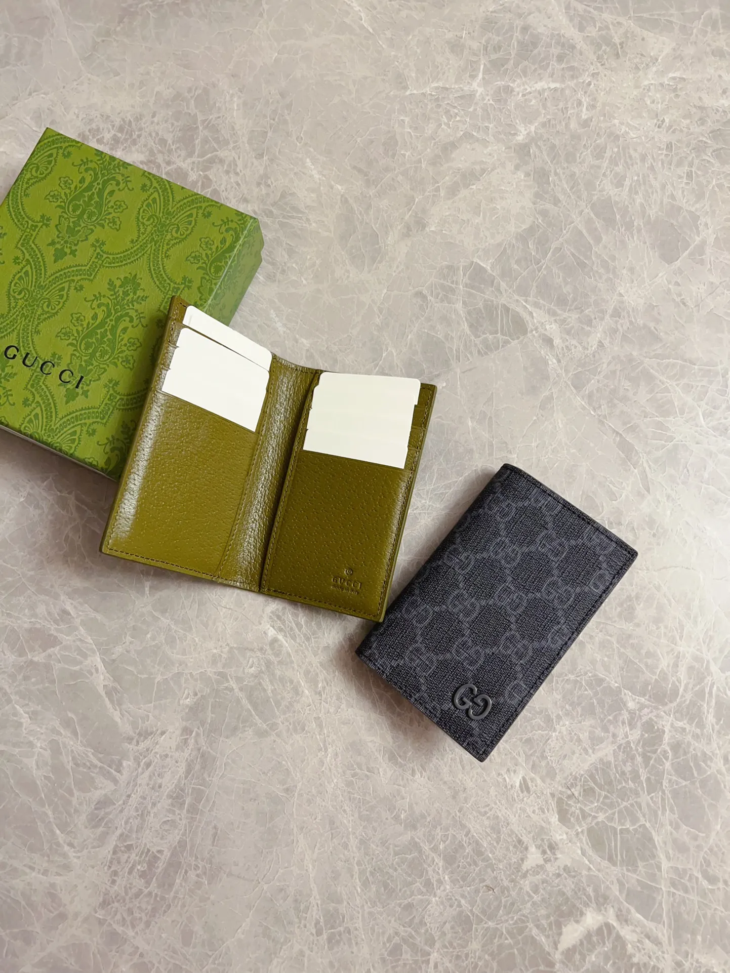 💰310🇭🇺🇭🇺Gucci’s latest collection presents a slim and compact card holder🎋🎋The contrasting two-tone design makes the GG logo emblazoned on the bag stand out🎋🎋This long card holder is made of black GG and the interior is made of contrasting cowhide leather🎋🎋Black GG Supreme canvas with dark gray ceramic effect Double G🎋🎋 Dimensions open: 12cm (L) x 15cm (W) Dimensions closed: 12cm (L) x 7.5cm (W) Model: 768249