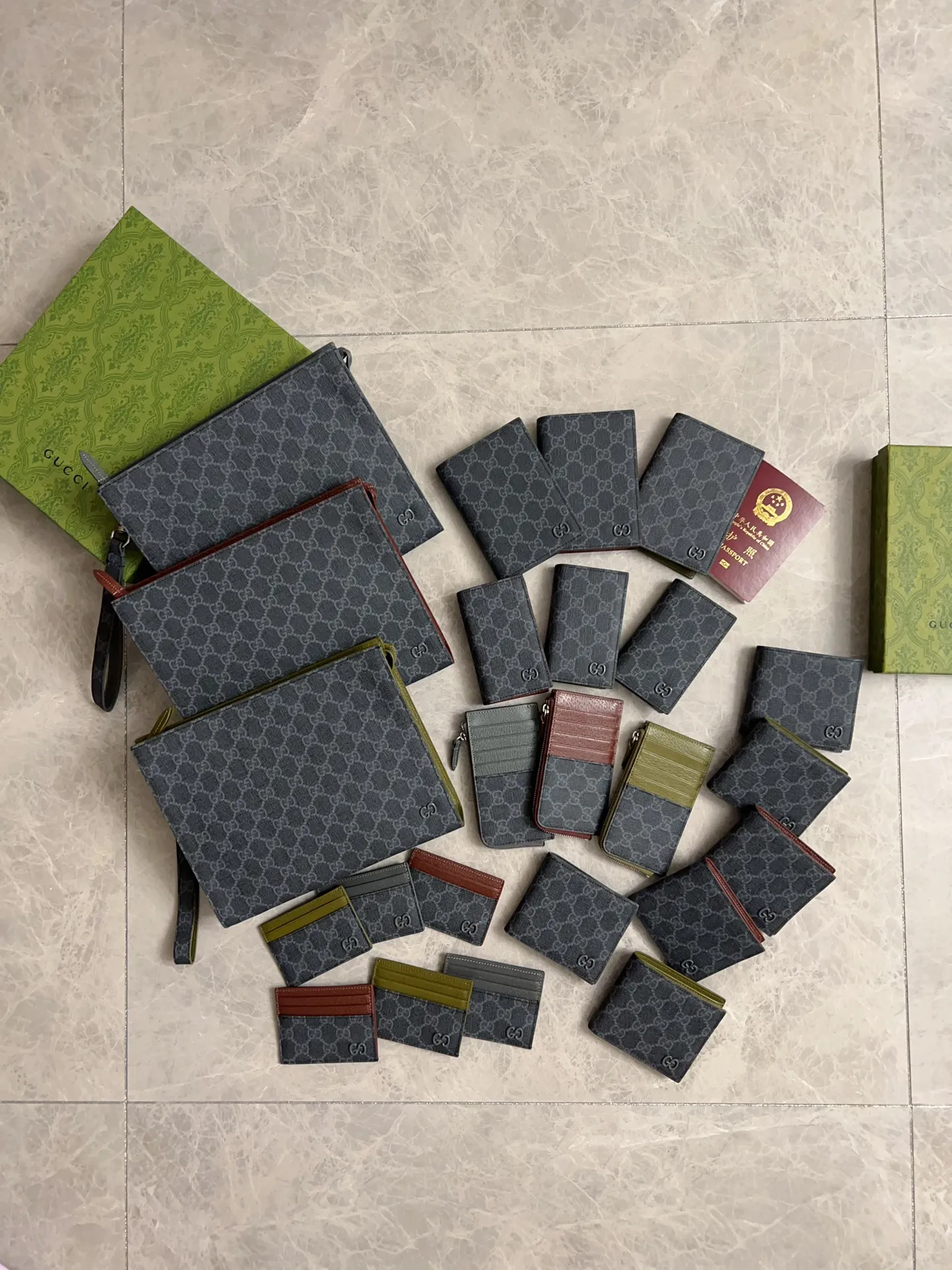 💰310🇭🇺🇭🇺Gucci’s latest collection presents a slim and compact card holder🎋🎋The contrasting two-tone design makes the GG logo emblazoned on the bag stand out🎋🎋This long card holder is made of black GG and the interior is made of contrasting cowhide leather🎋🎋Black GG Supreme canvas with dark gray ceramic effect Double G🎋🎋 Dimensions open: 12cm (L) x 15cm (W) Dimensions closed: 12cm (L) x 7.5cm (W) Model: 768249