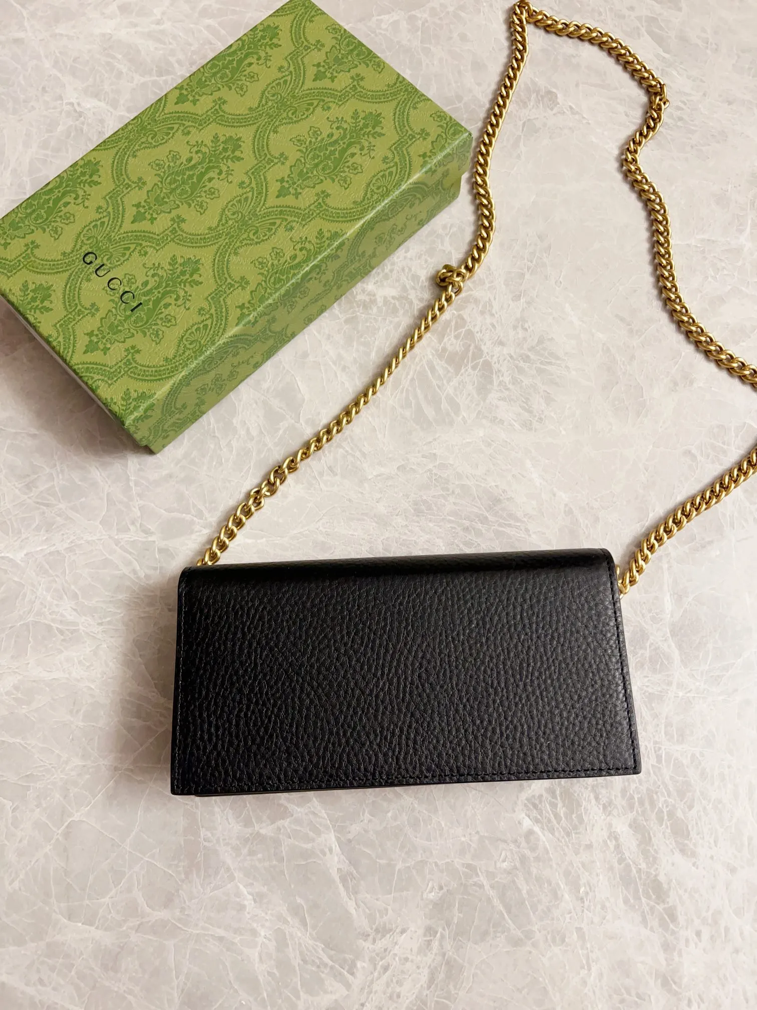 💰660🇮🇹🇮🇹Gucci’s latest ~ Interlocking Double G python leather bow chain pouch 🦄🦄 is made of original factory calfskin, 🦄🦄The front bow is made of python skin piping and antique gold tone interlocking Double G details, 🦄🦄The chain shoulder strap can provide a variety of different carrying experiences. Iconic fashion item🦄🦄Model: 746056, size: 19x 10x 4cm