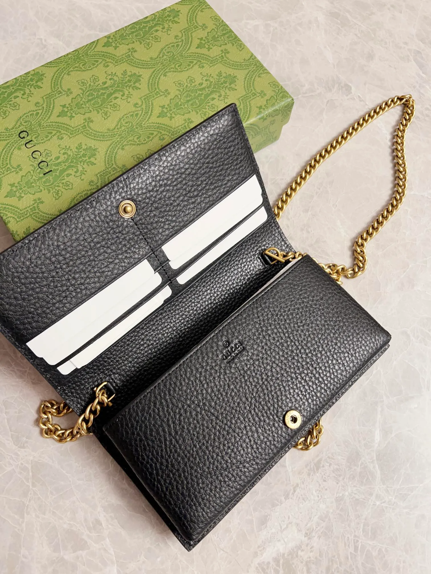 💰660🇮🇹🇮🇹Gucci’s latest ~ Interlocking Double G python leather bow chain pouch 🦄🦄 is made of original factory calfskin, 🦄🦄The front bow is made of python skin piping and antique gold tone interlocking Double G details, 🦄🦄The chain shoulder strap can provide a variety of different carrying experiences. Iconic fashion item🦄🦄Model: 746056, size: 19x 10x 4cm