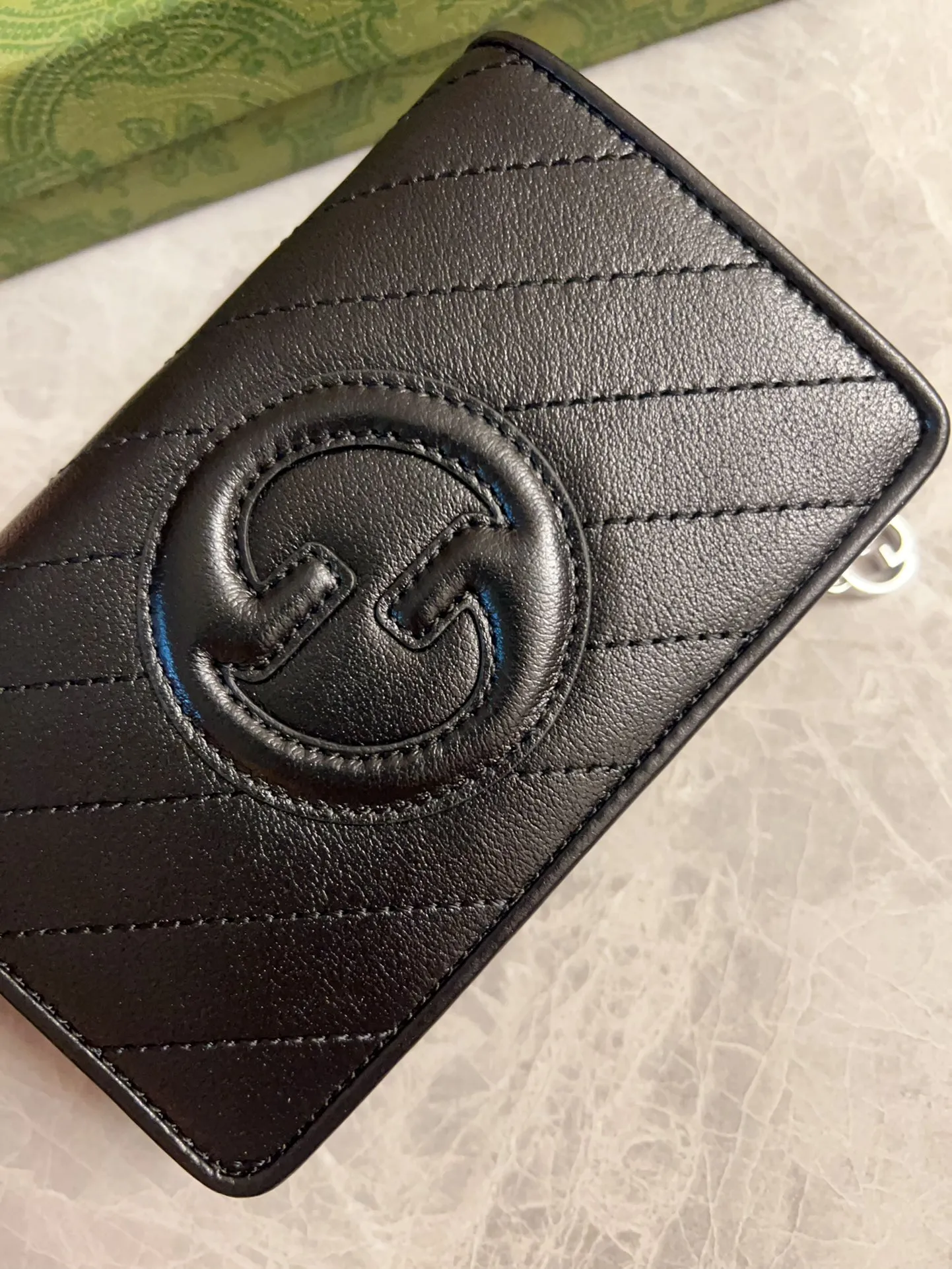 💰440🇮🇹🇮🇹The Gucci Blondie series features one of the brand’s bold patterns with a same-tone calfskin design🧽🧽This series is ingenious and incorporates circular geometric style interlocking double G🧽🧽 to showcase Gucci’s modern aesthetic design. Model: 760336 (medium-length clip) Dimensions: 14 (length) x 18.5 (width) x 3cm (thickness) Color: black, gray, brown, pink, green, white/original leather.