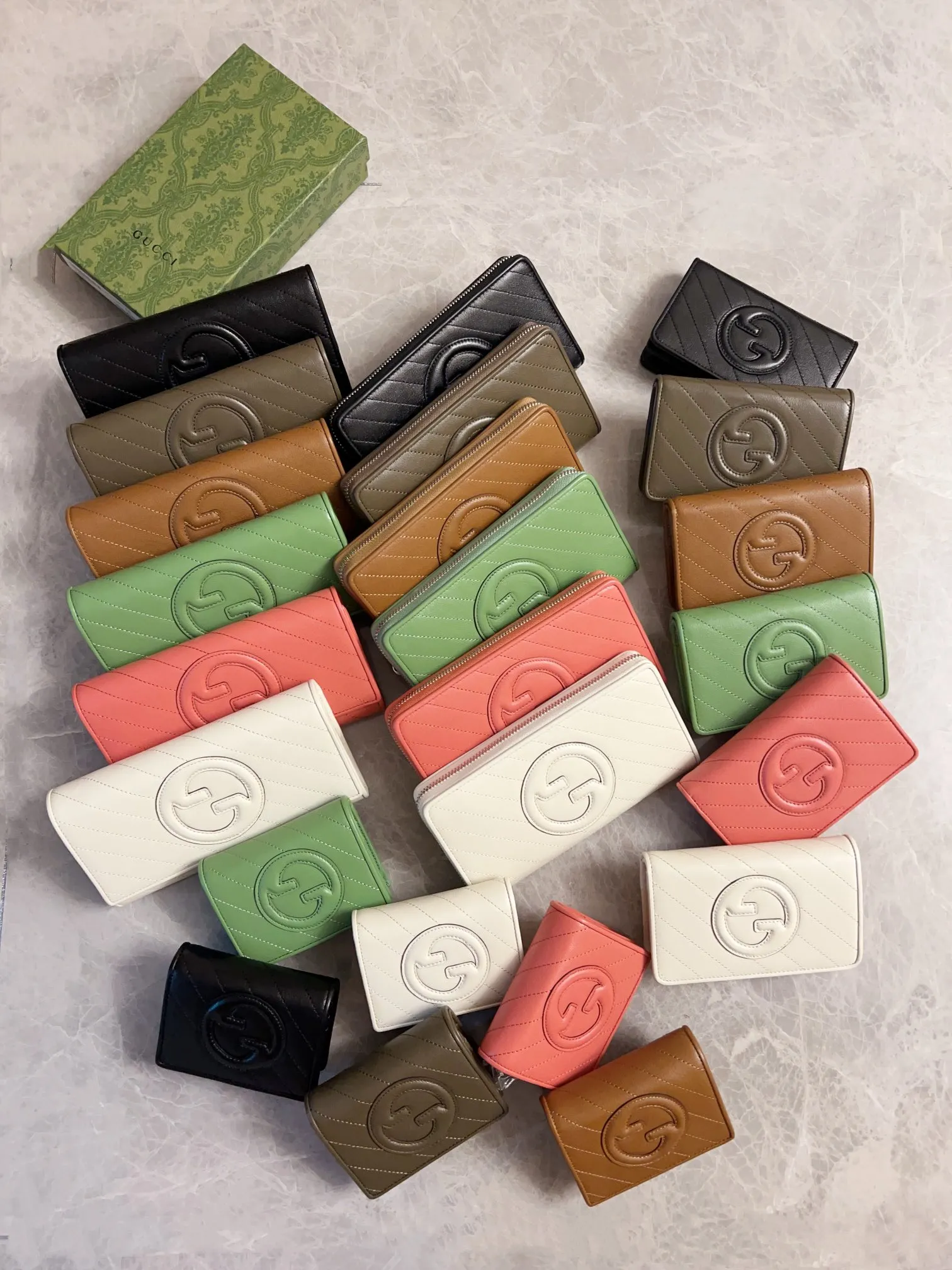 💰440🇮🇹🇮🇹The Gucci Blondie series features one of the brand’s bold patterns with a same-tone calfskin design🧽🧽This series is ingenious and incorporates circular geometric style interlocking double G🧽🧽 to showcase Gucci’s modern aesthetic design. Model: 760336 (medium-length clip) Dimensions: 14 (length) x 18.5 (width) x 3cm (thickness) Color: black, gray, brown, pink, green, white/original leather.