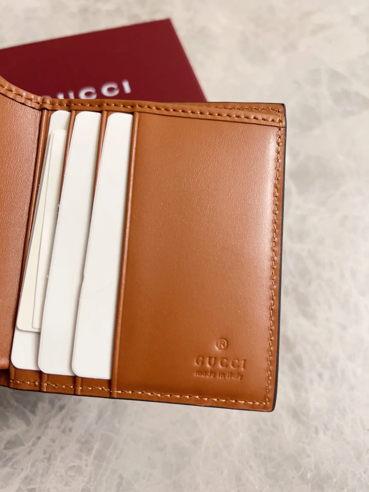 💰310 🇭🇺🇭🇺GG Emblem series reinterprets the classic double G pattern with creative design and innovative functions. 🍃🍃New granular PVC fabric with original factory calfskin, fashionable and versatile! 🍃🍃Brown, black Style number: 821206 (middle clip) Size: 10x10cm