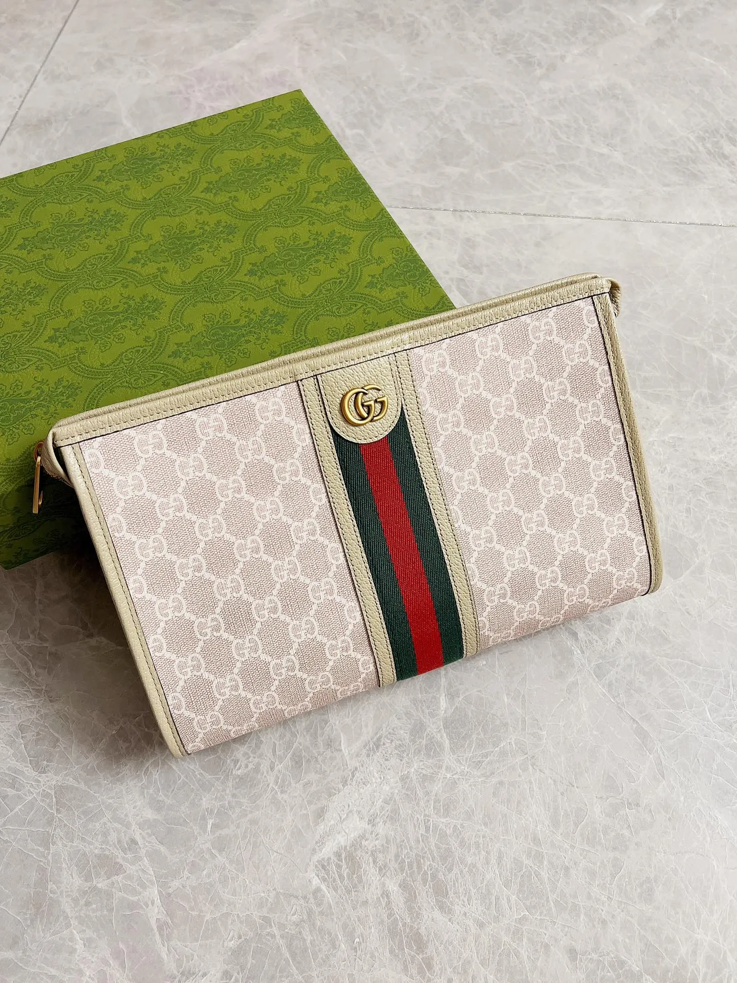 💰540 [with box and bag] latest wheat color! 🇭🇺🇭🇺Original product, Ophidia series GG clutch🌿🌿This zipper clutch uses GG Carefully crafted from Supreme high-grade man-made canvas🌿🌿, it is also decorated with the brand’s two most recognizable classic iconic elements - red and green striped webbing and double G styling accessories🌿🌿, model number: 598234, size: 28.5cm*18cm*9, color: beige