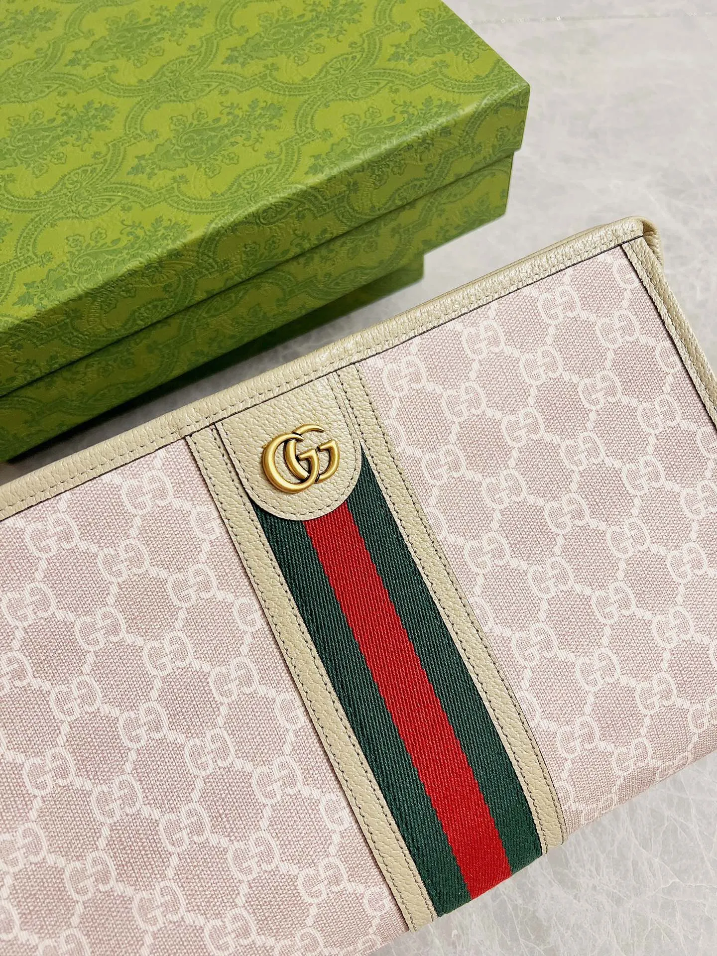 💰540 [with box and bag] latest wheat color! 🇭🇺🇭🇺Original product, Ophidia series GG clutch🌿🌿This zipper clutch uses GG Carefully crafted from Supreme high-grade man-made canvas🌿🌿, it is also decorated with the brand’s two most recognizable classic iconic elements - red and green striped webbing and double G styling accessories🌿🌿, model number: 598234, size: 28.5cm*18cm*9, color: beige