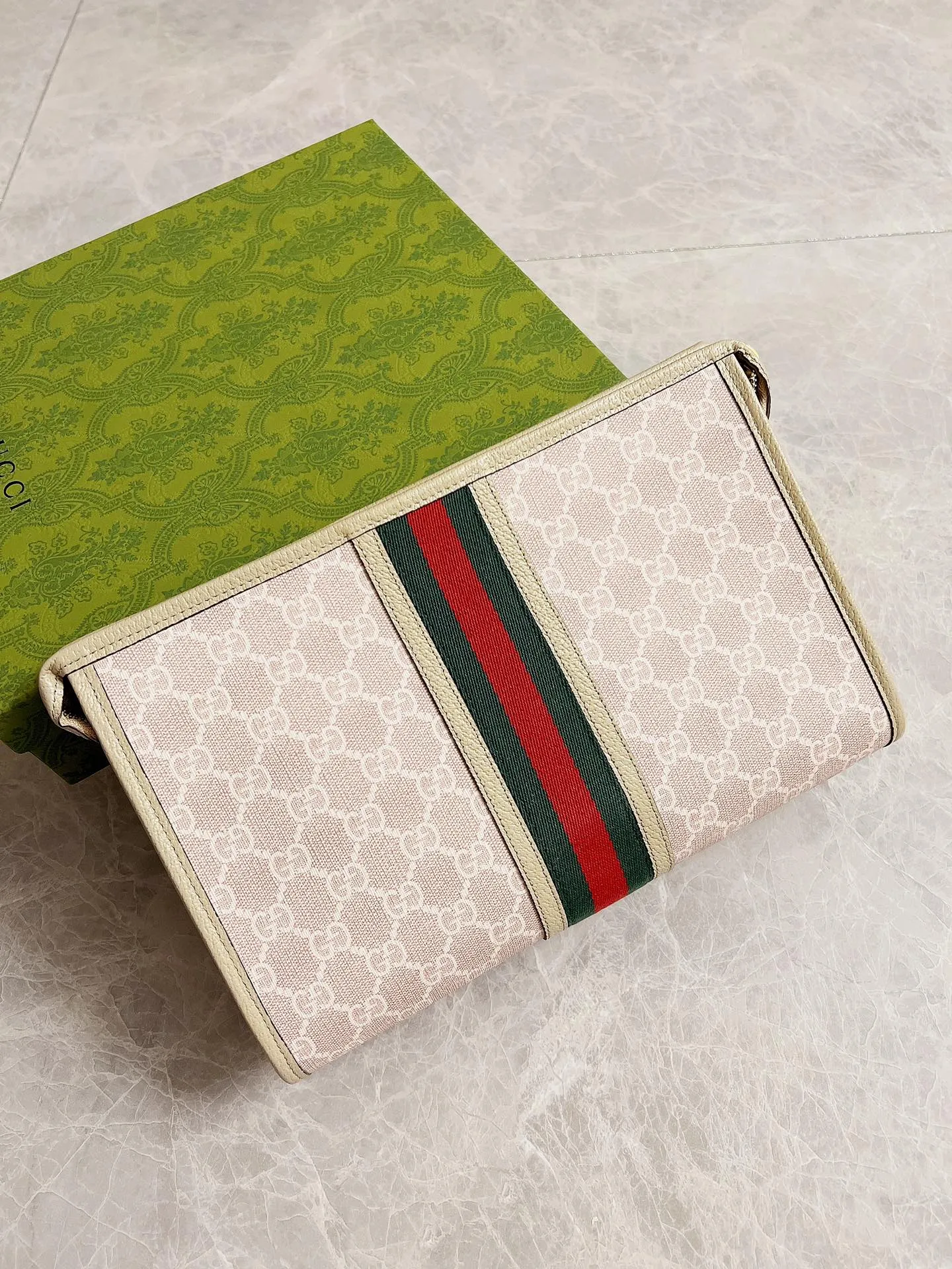 💰540 [with box and bag] latest wheat color! 🇭🇺🇭🇺Original product, Ophidia series GG clutch🌿🌿This zipper clutch uses GG Carefully crafted from Supreme high-grade man-made canvas🌿🌿, it is also decorated with the brand’s two most recognizable classic iconic elements - red and green striped webbing and double G styling accessories🌿🌿, model number: 598234, size: 28.5cm*18cm*9, color: beige