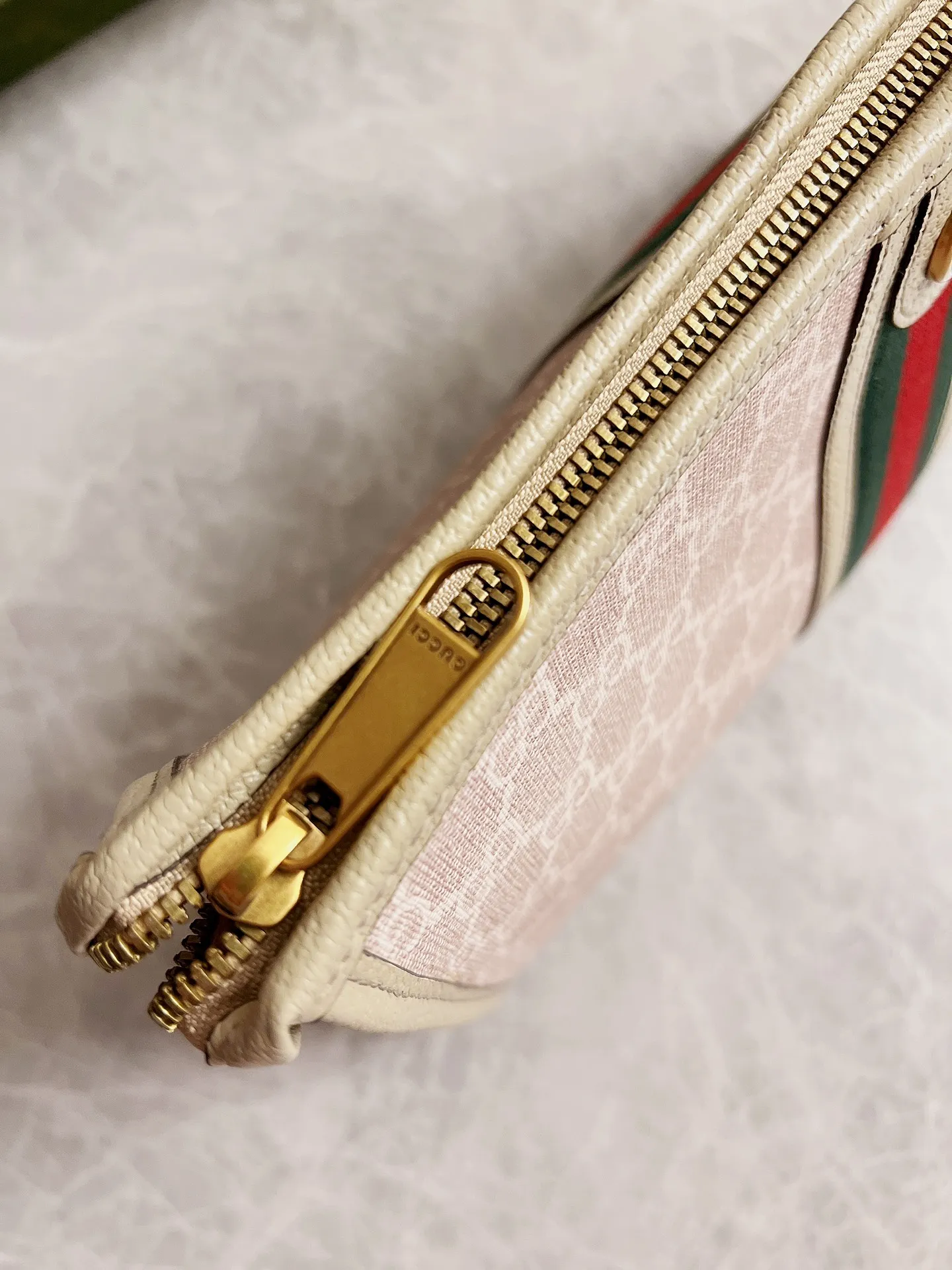 💰540 [with box and bag] latest wheat color! 🇭🇺🇭🇺Original product, Ophidia series GG clutch🌿🌿This zipper clutch uses GG Carefully crafted from Supreme high-grade man-made canvas🌿🌿, it is also decorated with the brand’s two most recognizable classic iconic elements - red and green striped webbing and double G styling accessories🌿🌿, model number: 598234, size: 28.5cm*18cm*9, color: beige