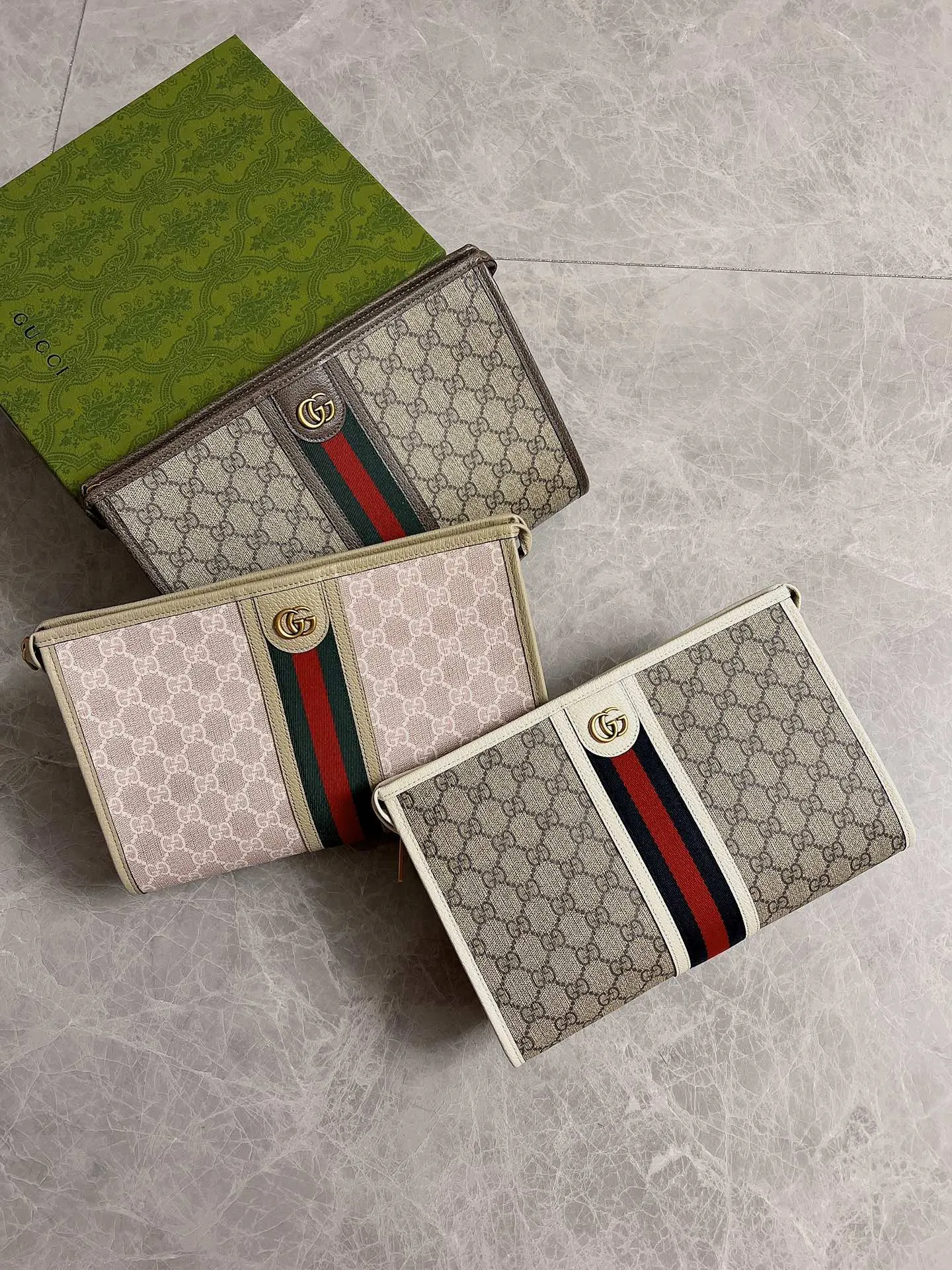 💰540 [with box and bag] latest wheat color! 🇭🇺🇭🇺Original product, Ophidia series GG clutch🌿🌿This zipper clutch uses GG Carefully crafted from Supreme high-grade man-made canvas🌿🌿, it is also decorated with the brand’s two most recognizable classic iconic elements - red and green striped webbing and double G styling accessories🌿🌿, model number: 598234, size: 28.5cm*18cm*9, color: beige