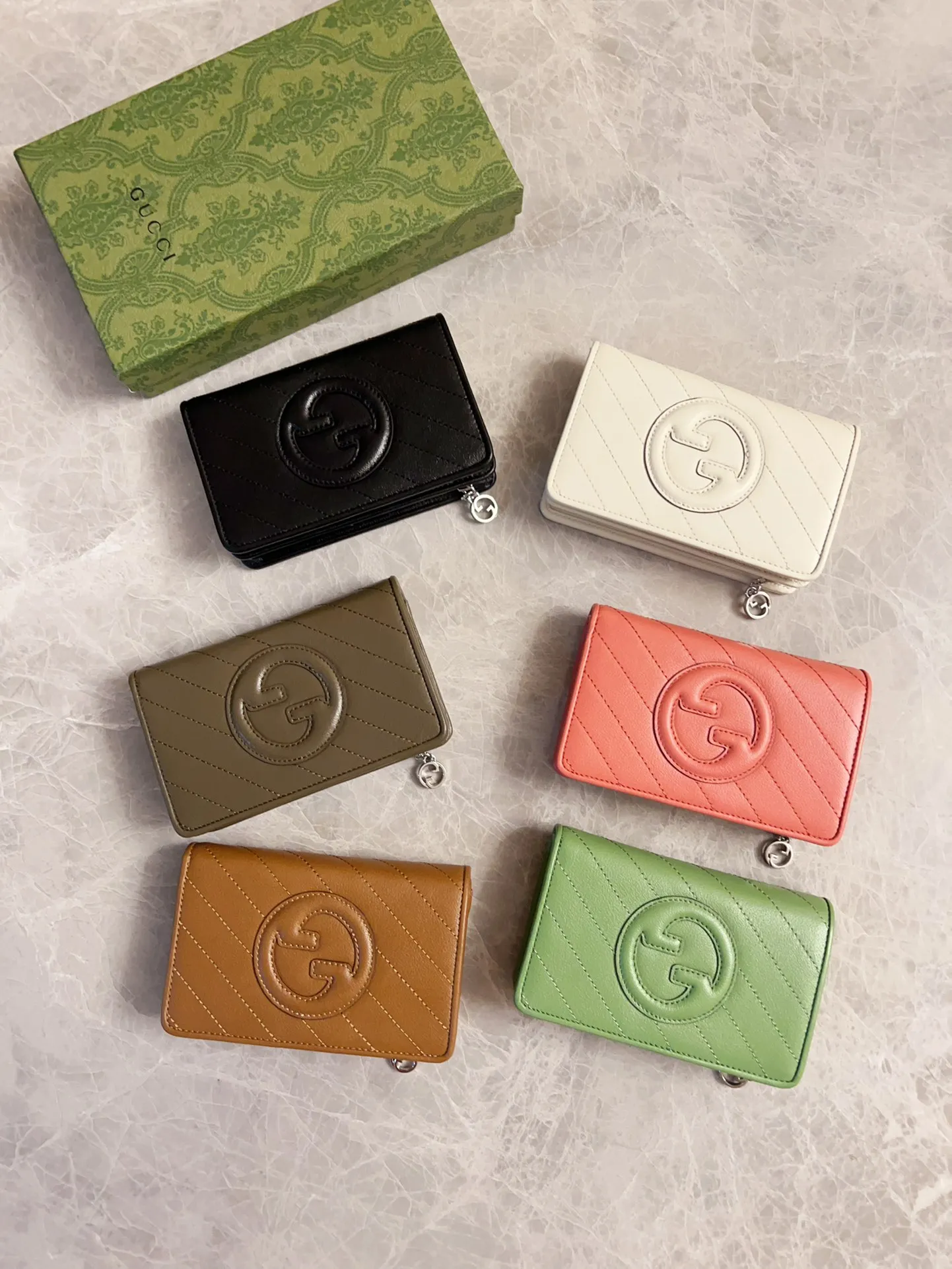 💰440🇮🇹🇮🇹The Gucci Blondie series features one of the brand's bold patterns with a same-tone calfskin design🧽🧽This series is ingenious and incorporates round geometric style interlocking double G🧽🧽to showcase Gucci's modern aesthetic design🧽🧽 Model: 760336 (mid-length clip) Size: 14 (length) x 18.5 (width) x 3cm (thickness) Color: black, gray, brown, pink, green, white/original leather.