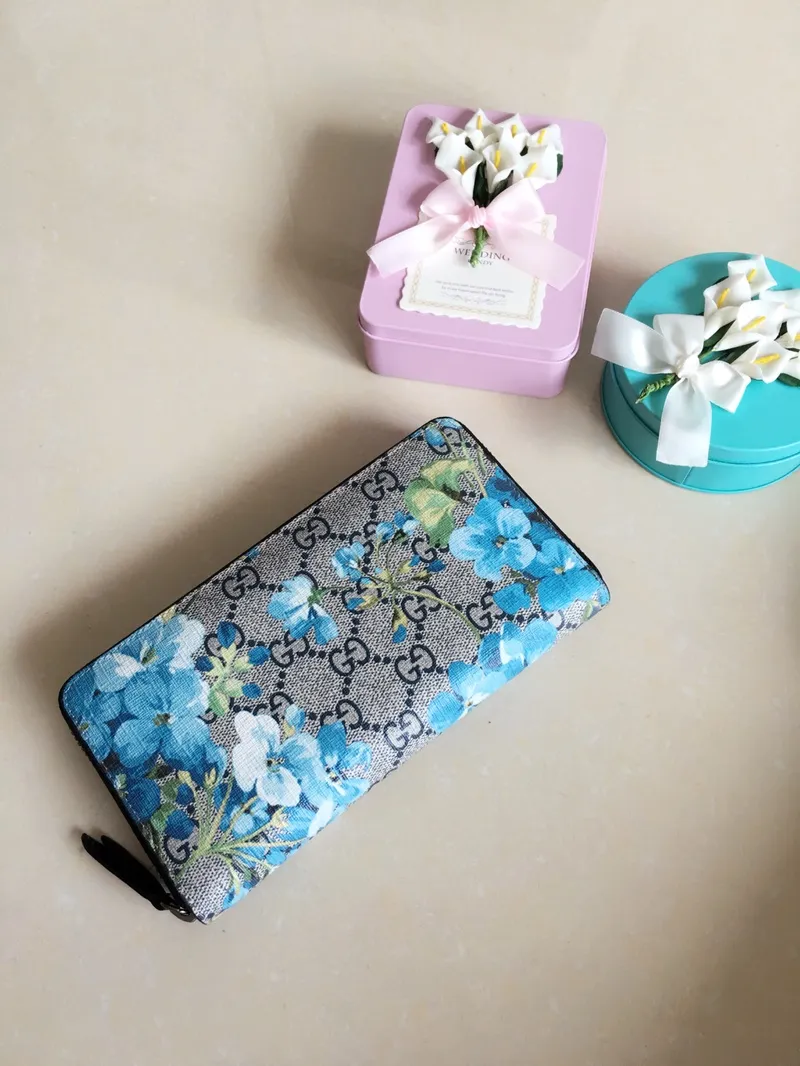 💰400 🇮🇹🇮🇹New colors available! 🌳🌳The latest personalized fashion 🌹🌹Women's zipper wallet 404071 "Tear-off flower PVC" with original cowhide, original hardware 🌻🌻Leading fashion temperament, super classy🌸🌸 Coffee, cherry blossom pink, maroon, green flower/black, ice blue flower-big red, ice blue flower-black 🌷🌷6 colors available, size 19.5～10～2.5